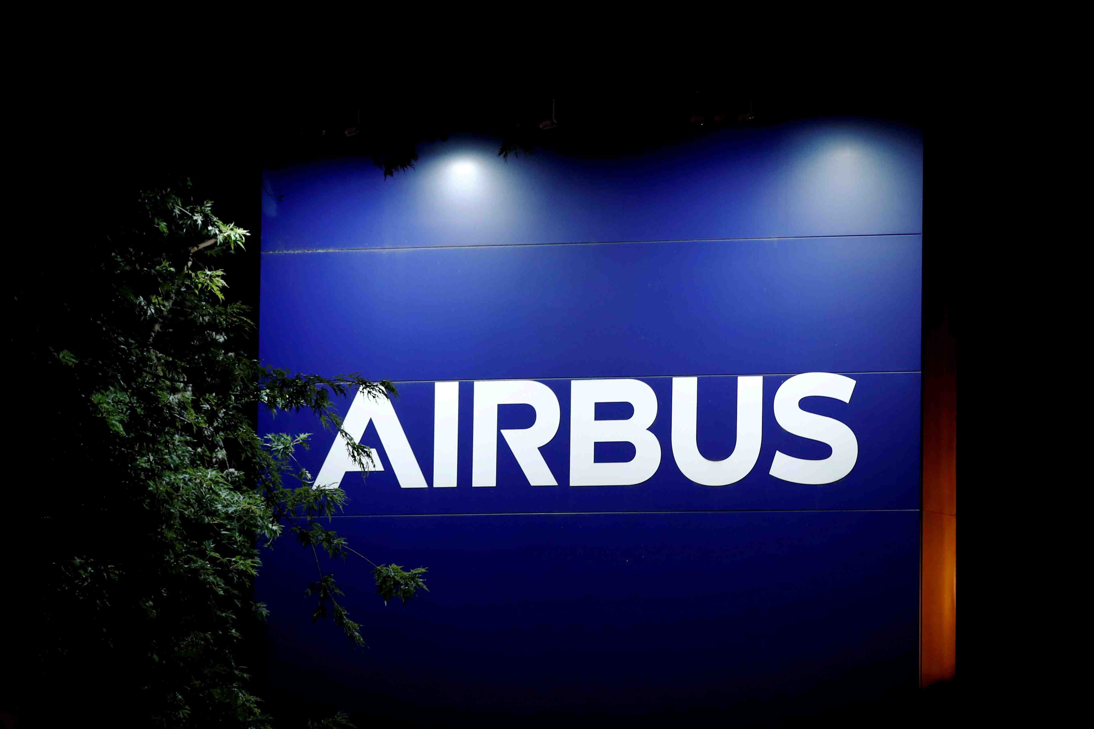 Airbus revise fortement a la hausse ses objectifs apres un s1 solide