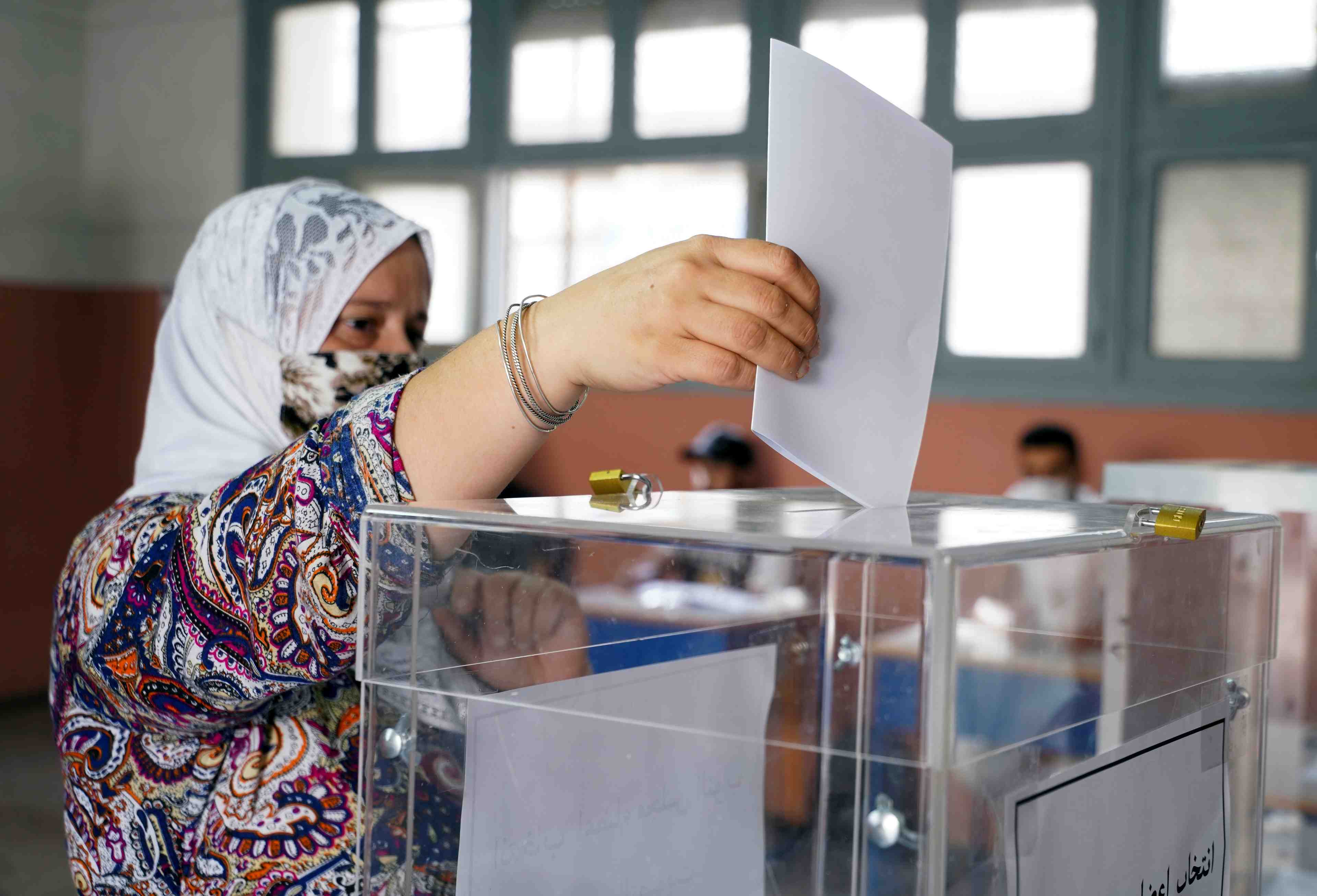 Les marocains aux urnes, les islamistes au pouvoir a l'epreuve de nouvelles regles electorales