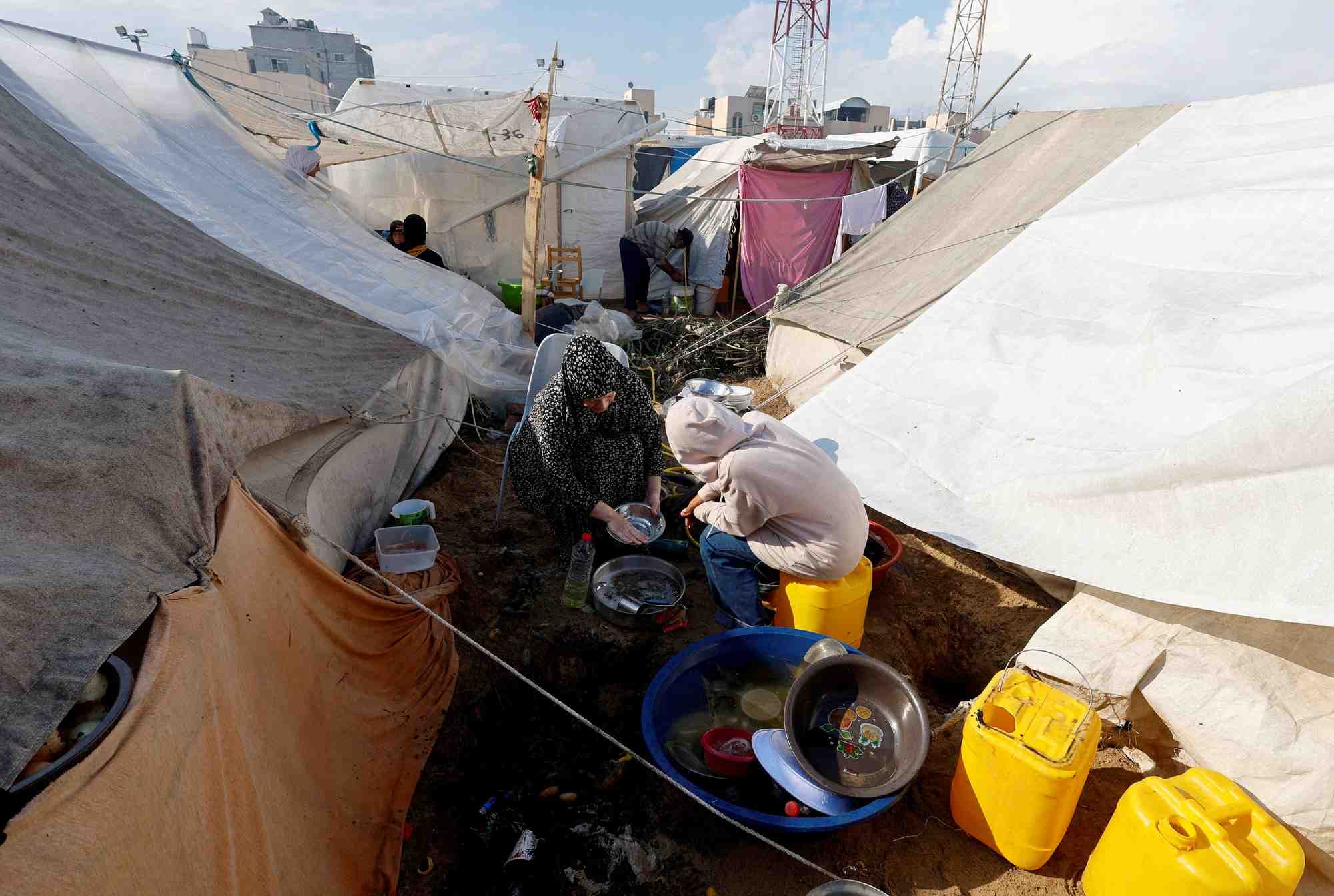 Des personnes palestiniennes deplacees dans un camp de khan younis, a gaza