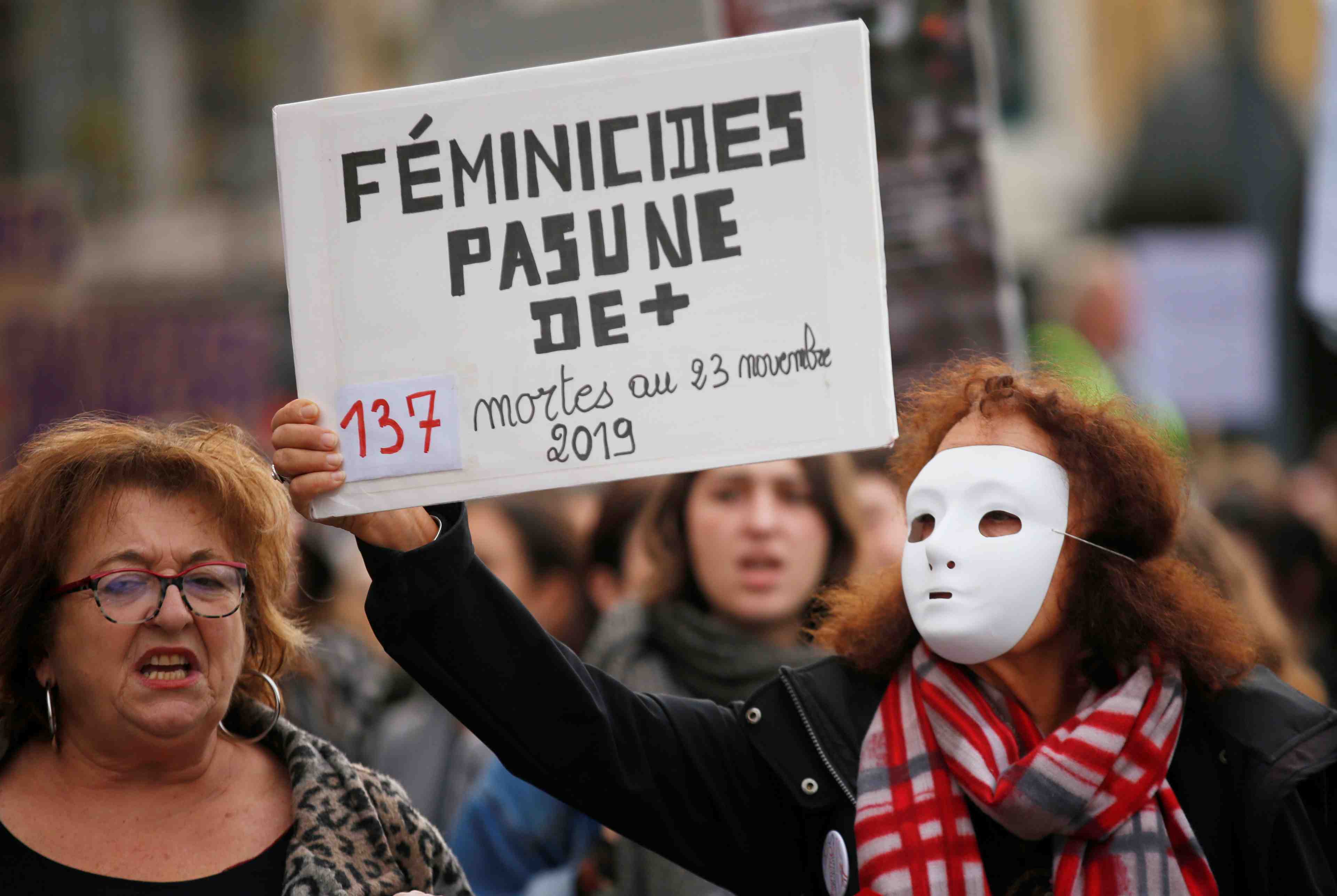 Des milliers de personnes defilent contre les violences faites aux femmes