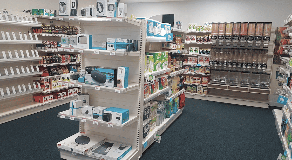 C'est tout l'univers d'un supermarché qui est reconstitué au sein de cet espace de 35m2 intégré à l'école, avec près de 11 familles de produits ainsi que des équipements high tech (bornes et étiquettes connectées, caméras, enceintes sonores, etc).