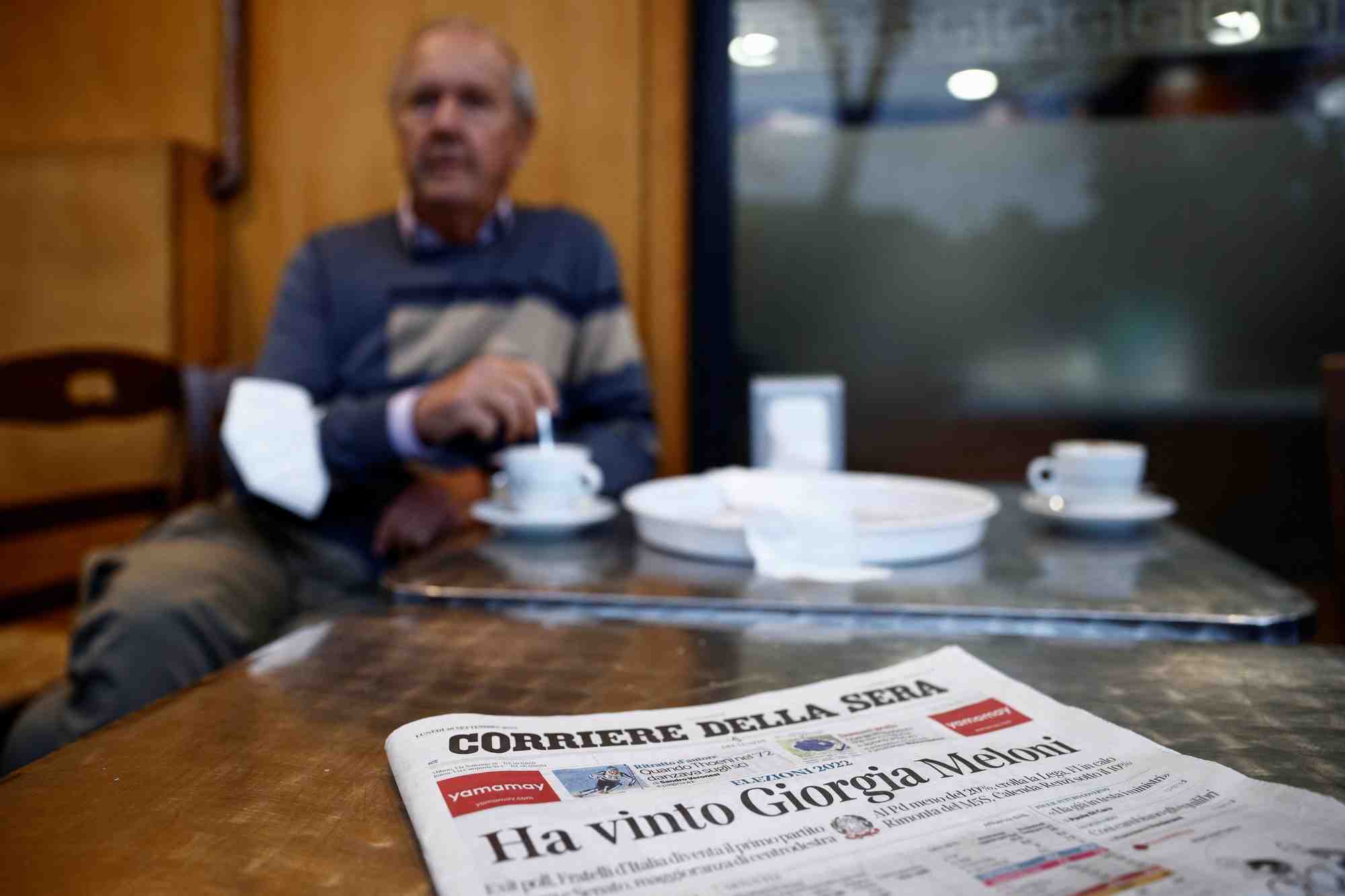 Une du journal corriere della sera au lendemain de la victoire de freres d'italie aux elections legislatives italiennes