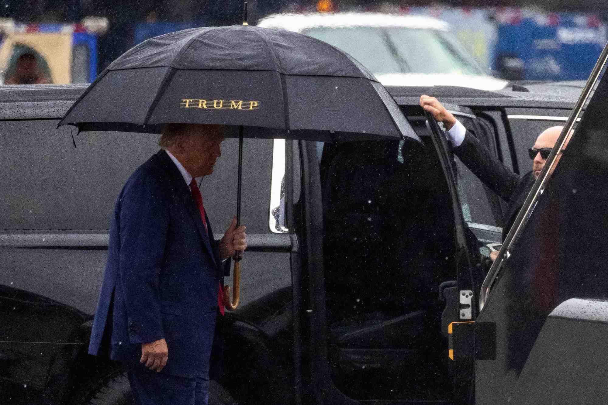 L'ancien president americain donald trump a l'aeroport national reagan washington, a proximite d'arlington, virginie, aux etats-unis