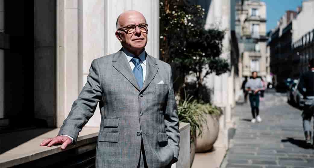 Bernard Cazeneuve publie le 9 avril son septième livre : «Un chien parmi les loups»