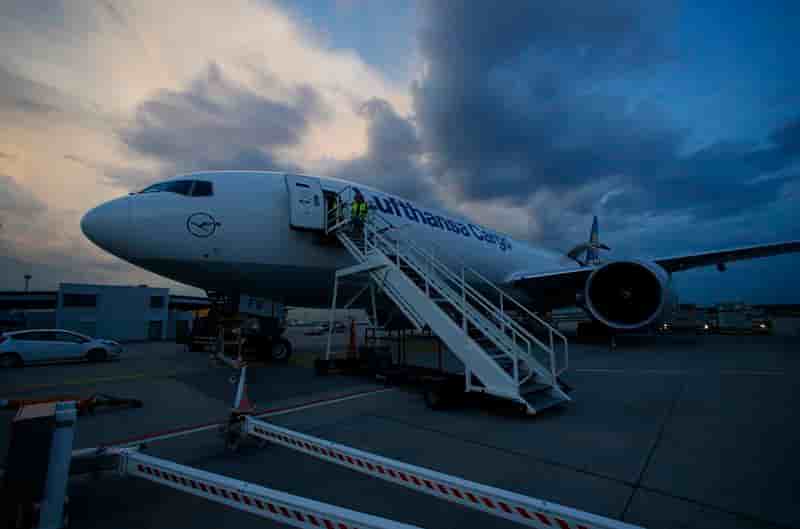 La baisse des prix des billets et une grève plombent Lufthansa