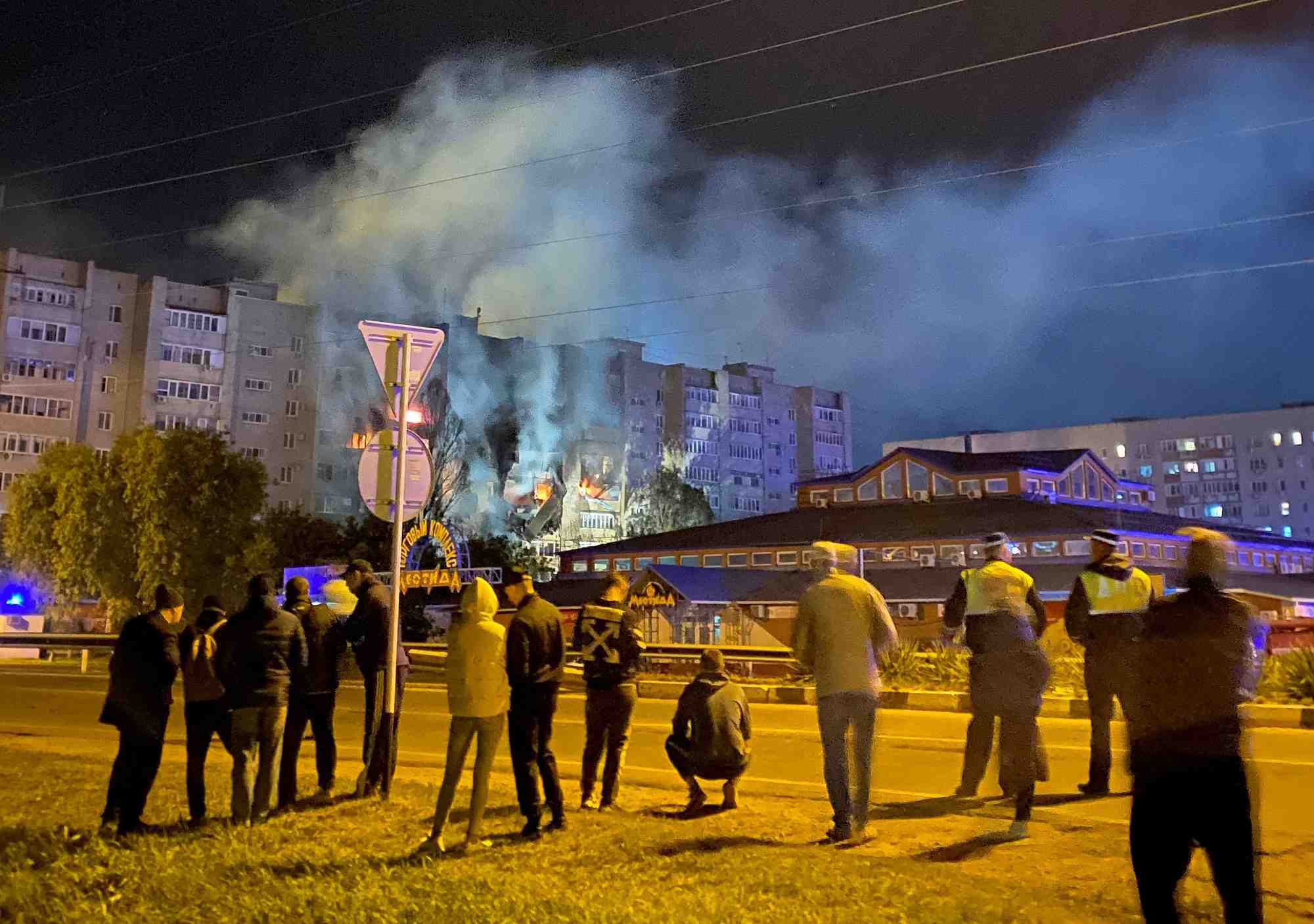 Le site d'un accident d'avion sur un immeuble residentiel a ieisk, en russie