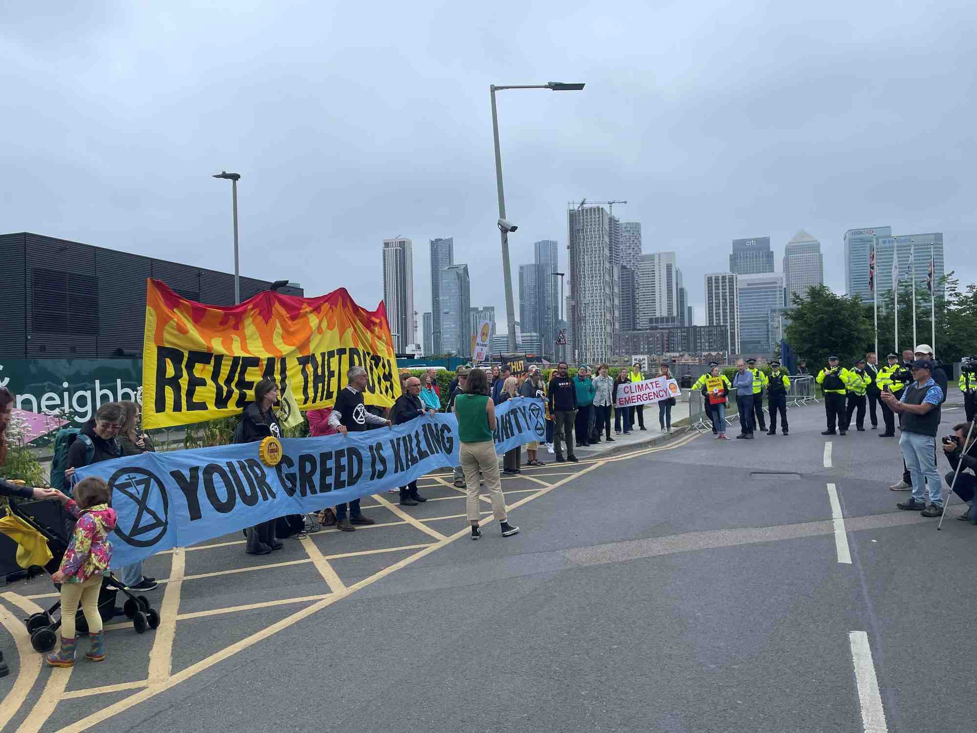 Des manifestants pour le climat protestent devant l'assemblee generale annuelle de shell a greenwich