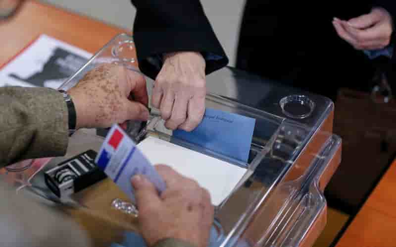 Vague bleue en vue au 2nd tour, le FN veut transformer l'essai