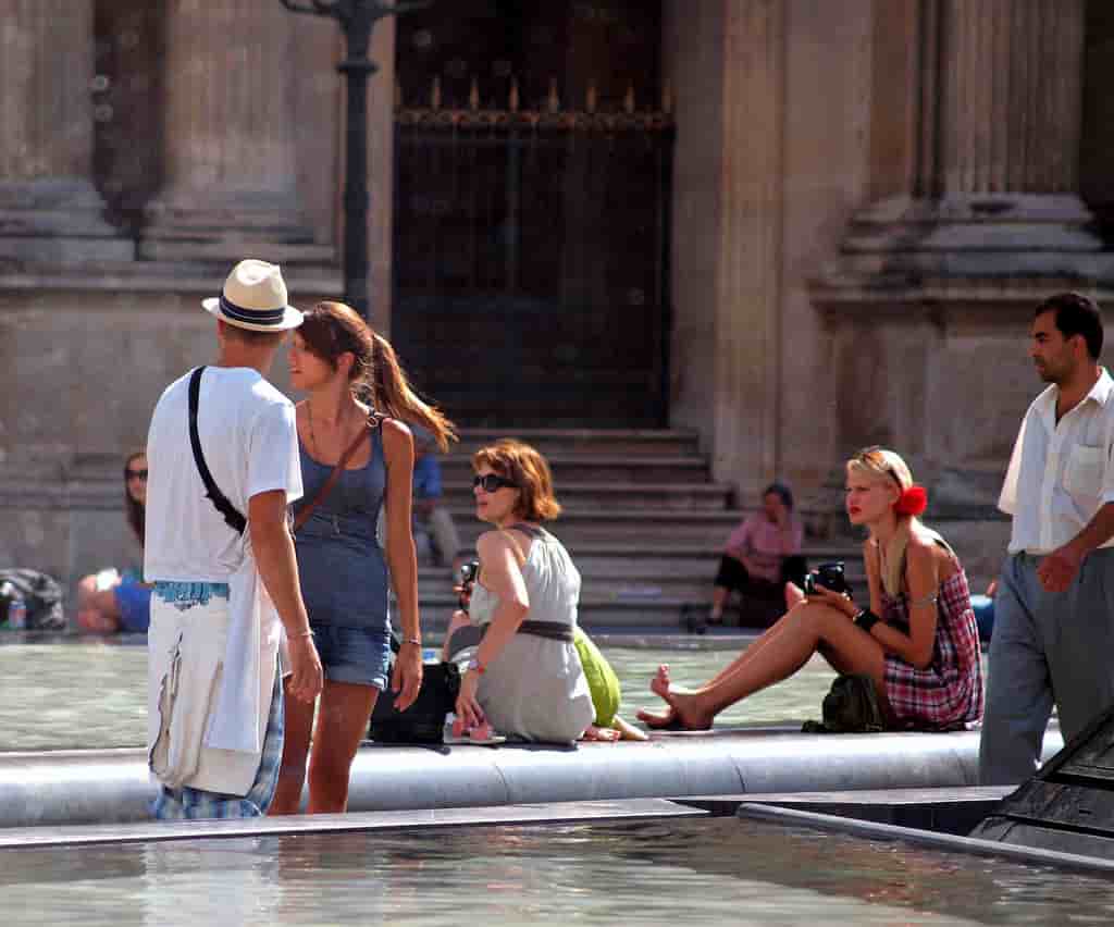 Des touristes devant le musée du Louvre à Paris. zoet via Flickr. CC License by.