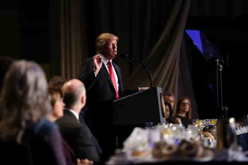 Trump defend son decret