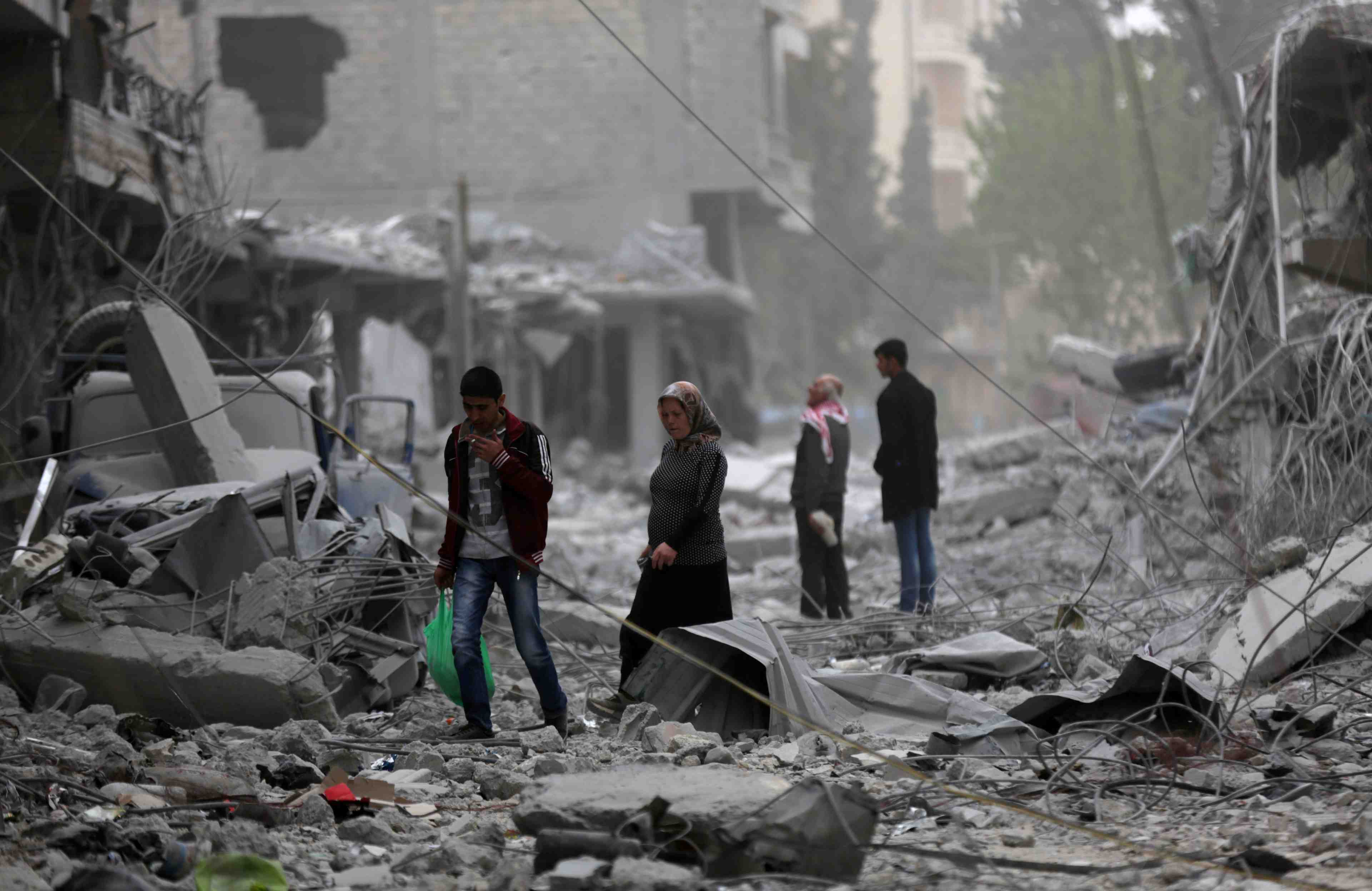Syrie: paris n'exclut pas de "reproportionner" son intervention militaire
