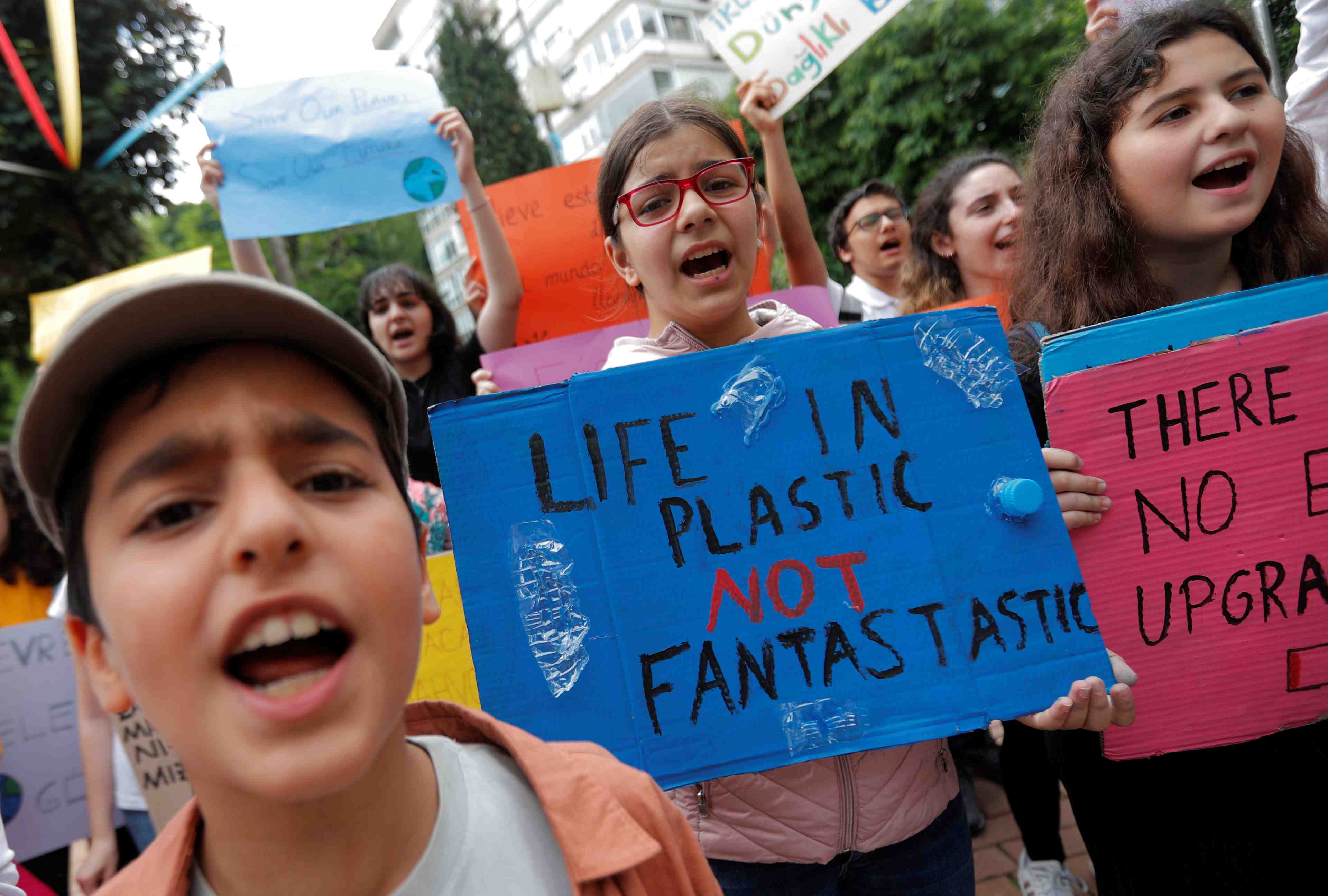 Des centaines de milliers de jeunes mobilises pour le climat a travers le monde