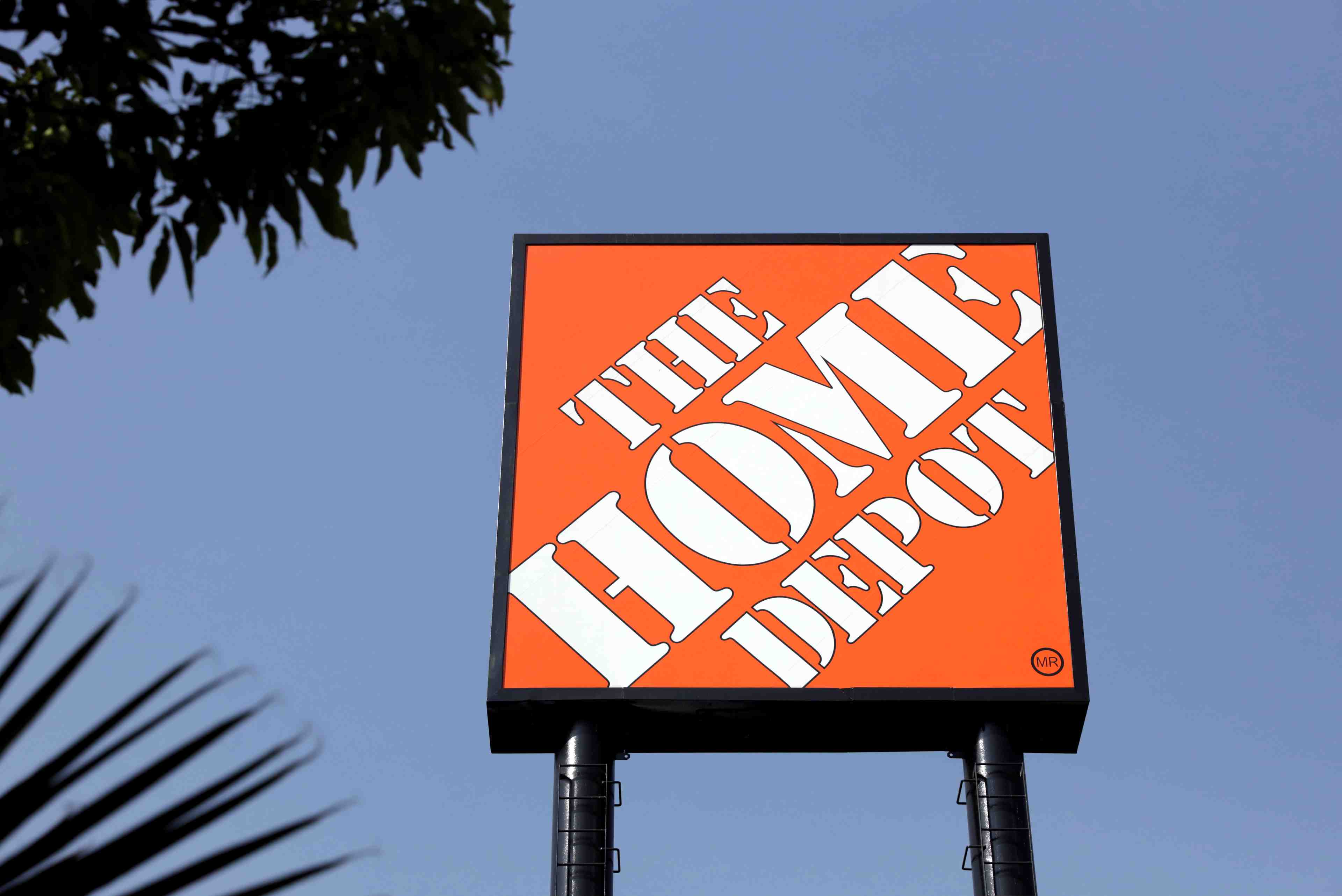 Home depot bat les estimations au t3, consacre 1 milliard de dollars a ses salaries