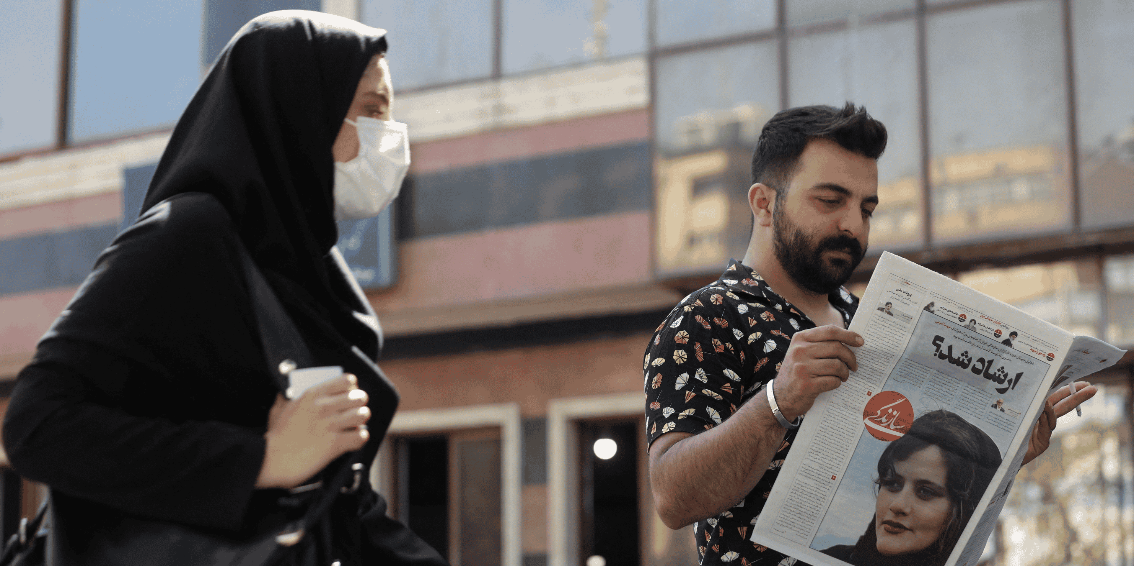 Un homme regarde un journal montrant mahsa amini, victime de la "police des moeurs" de la republique islamique d'iran, a teheran