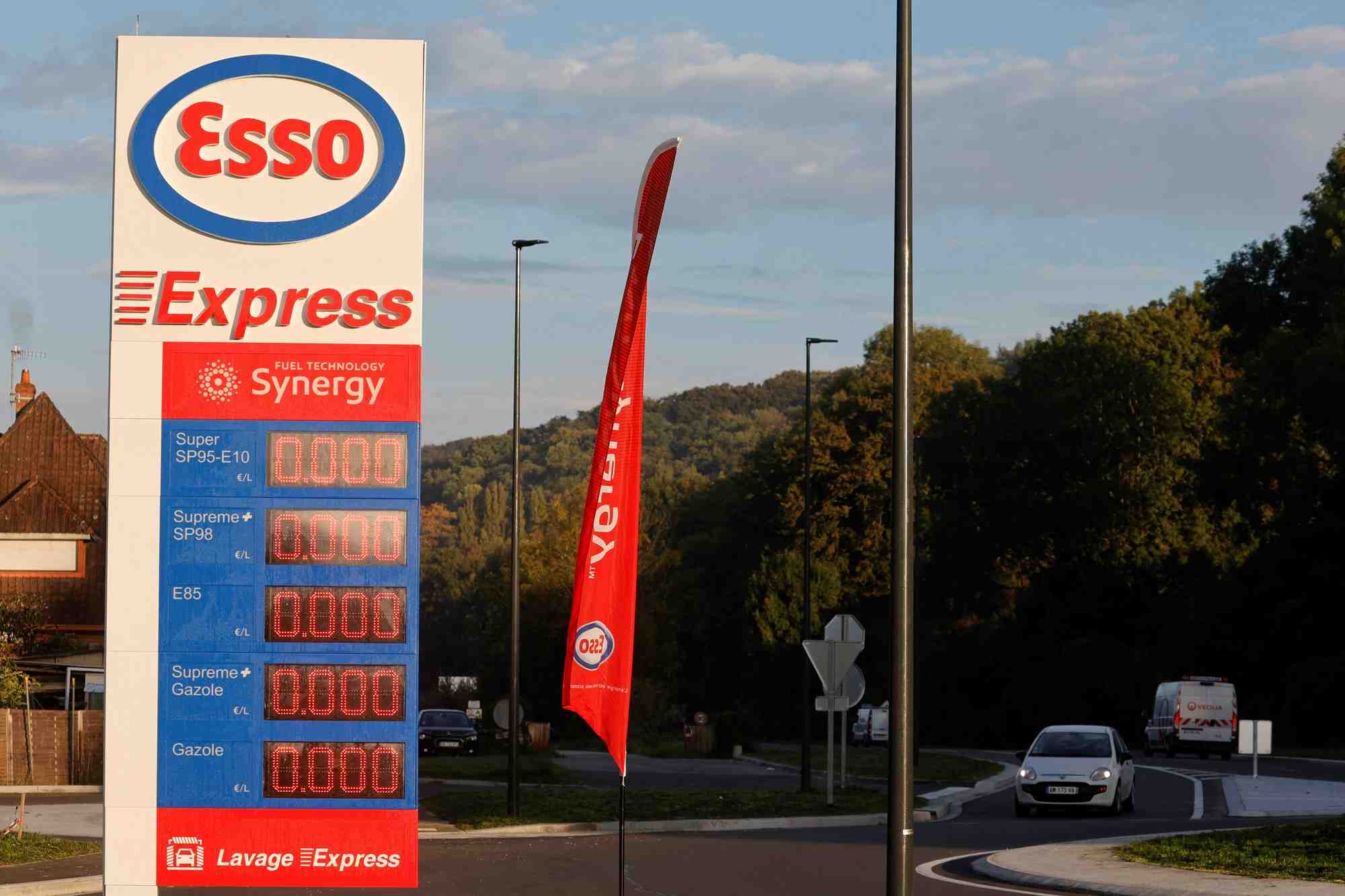 Station-service esso fermee a port-jerome-sur-seine, france.