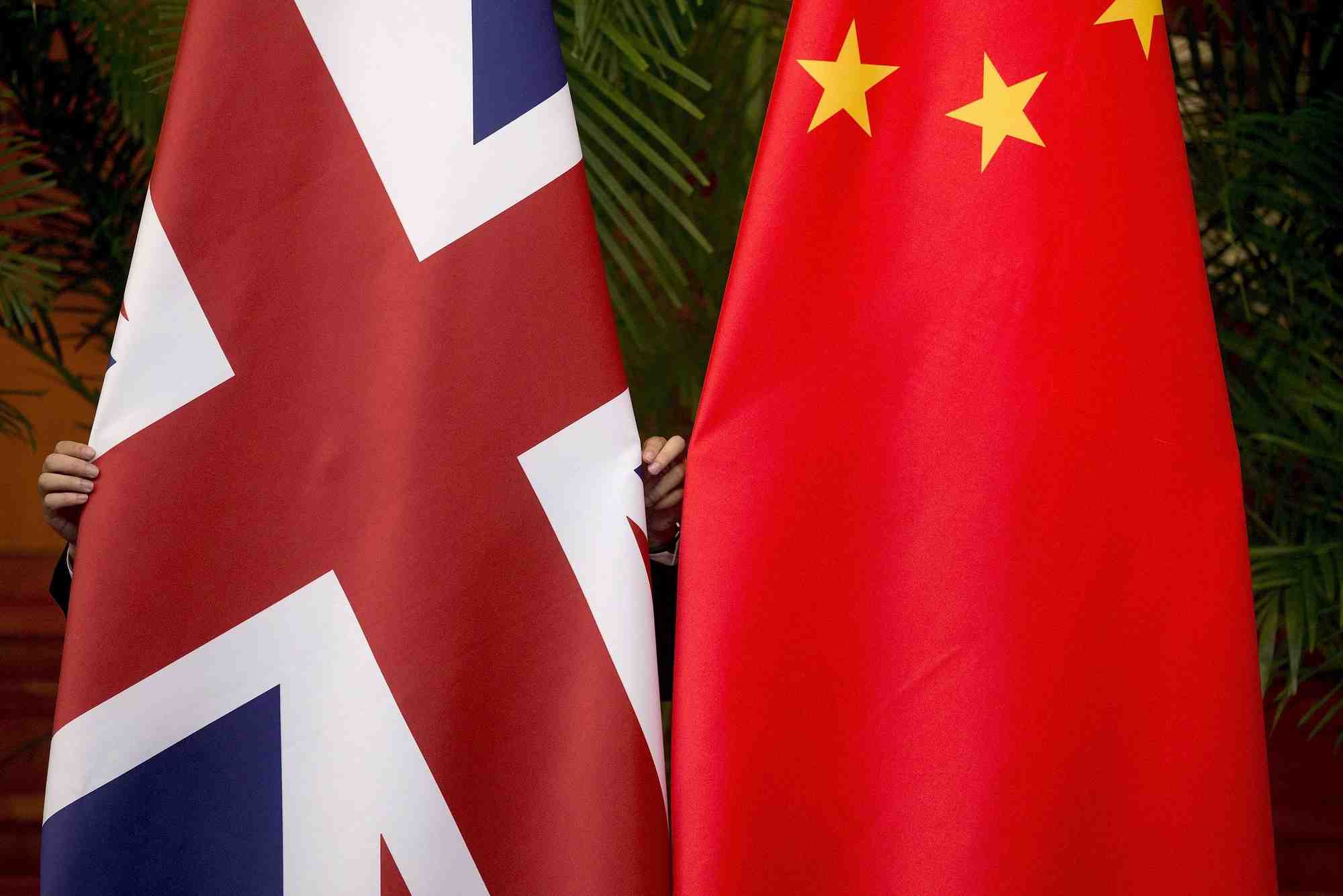 Photo d'archives des drapeaux de la grande-bretagne et de la chine