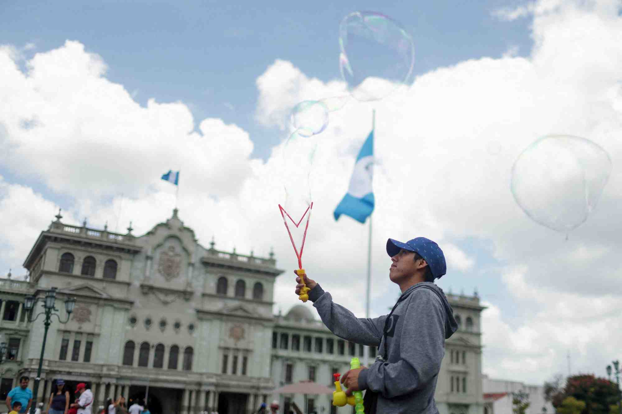 Un vendeur fait des bulles, avant l'election presidentielle de dimanche, a guatemala city