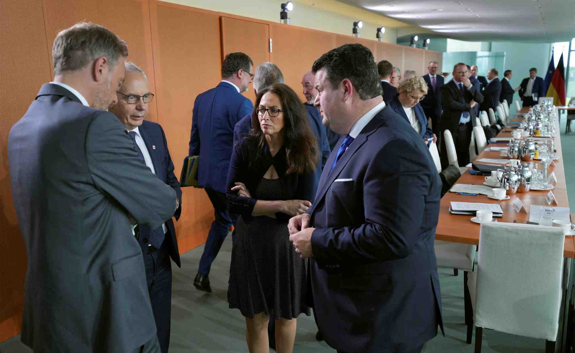Le chancelier allemand scholz rencontre des representants des syndicats et du patronat allemand
