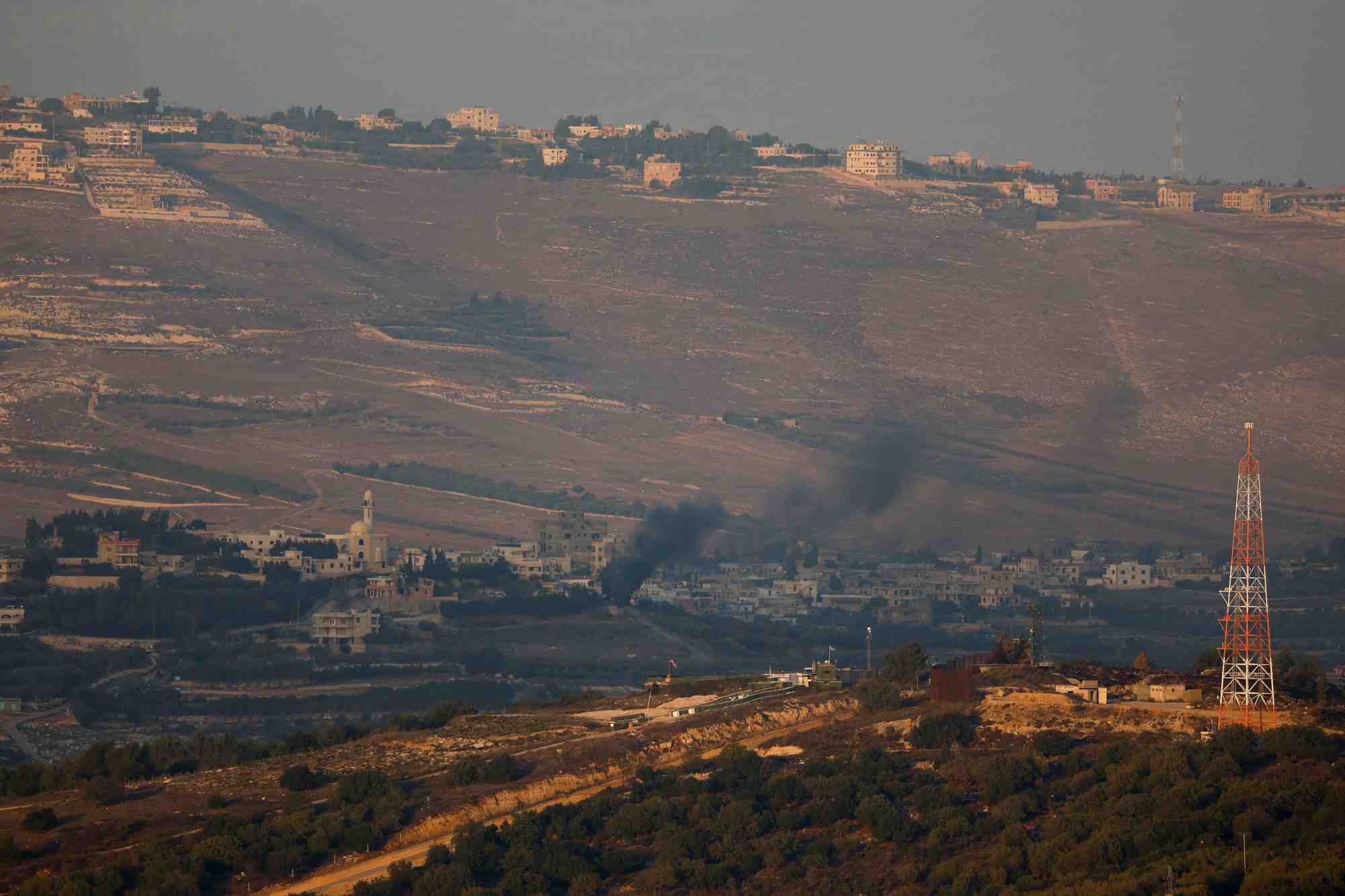 De la fumee s'eleve du cote de la frontiere entre israel et le liban