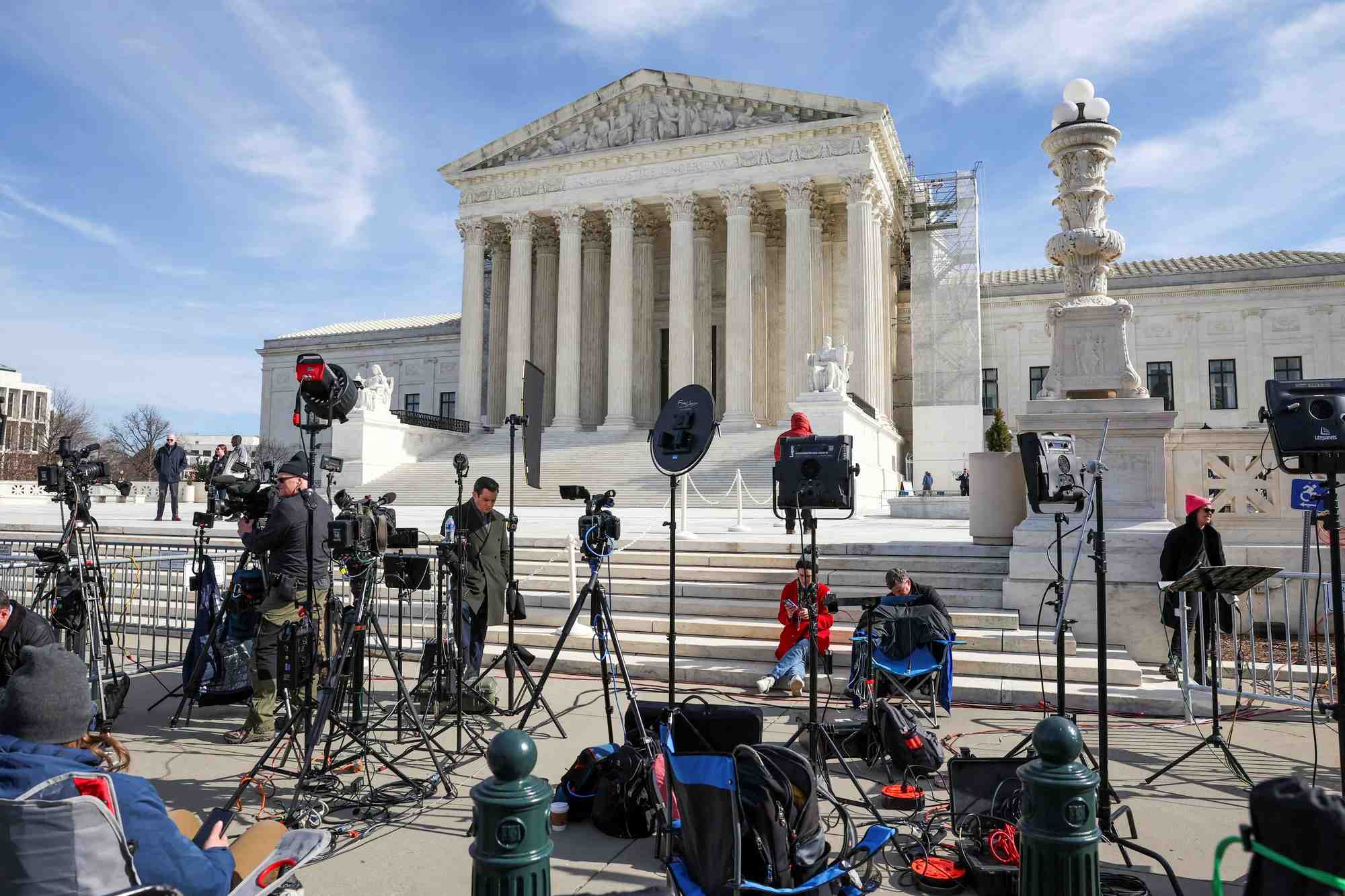 Des journalistes attendent devant la cour supreme des etats-unis