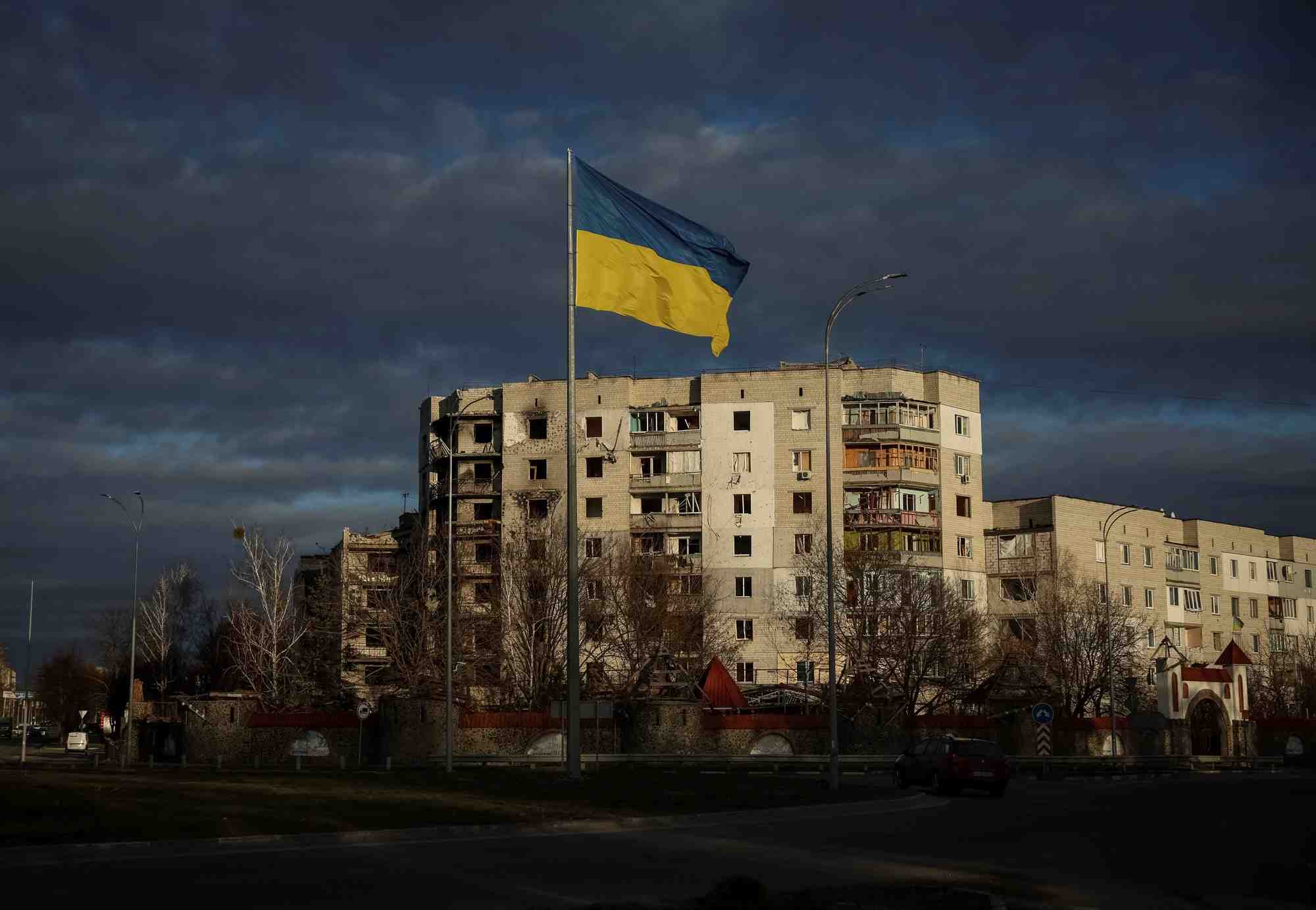 Le drapeau national ukrainien flotte pres des batiments detruits par les frappes militaires russes a borodianka.