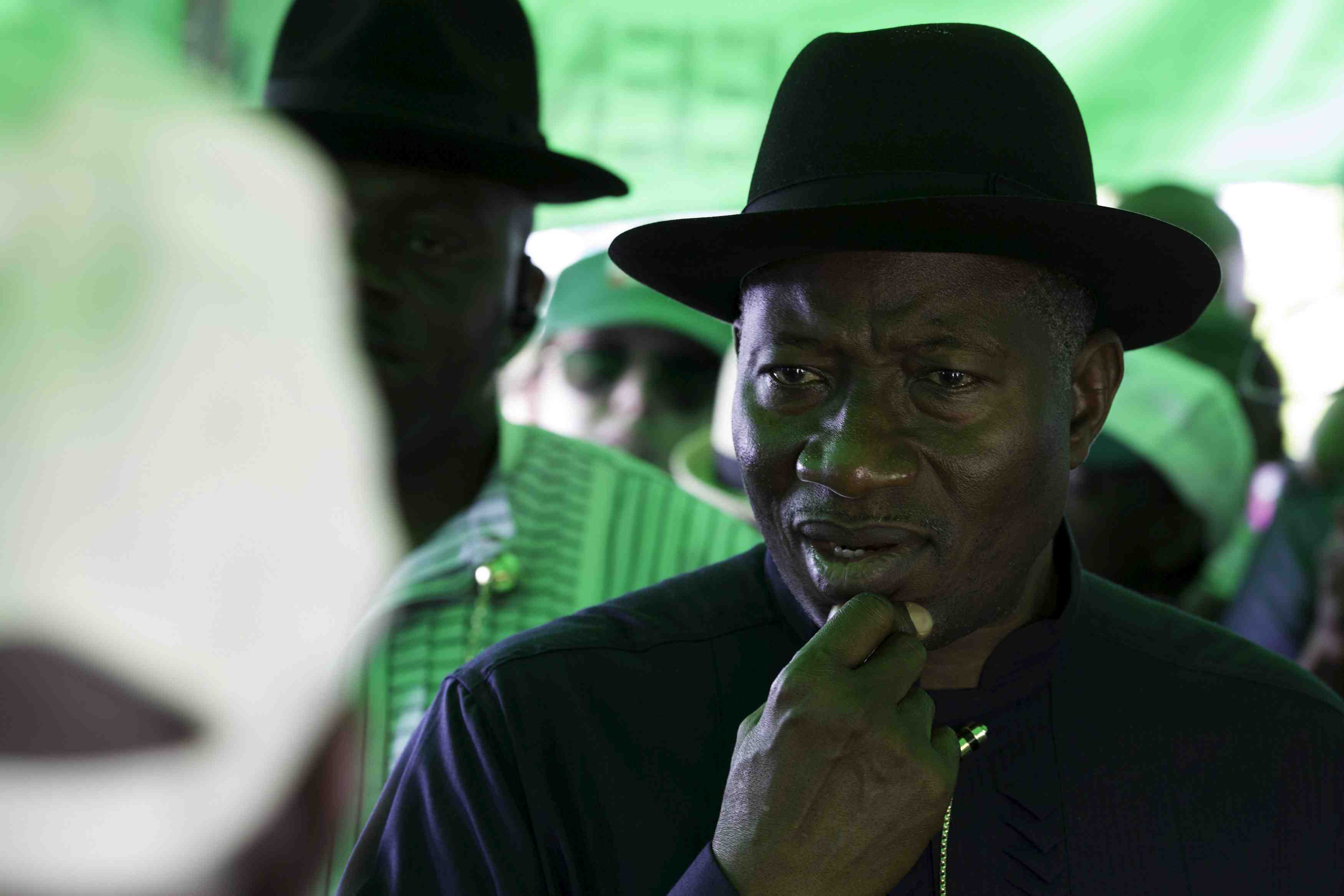 Goodluck jonathan felicite muhammadu buhari et appelle au calme au nigeria