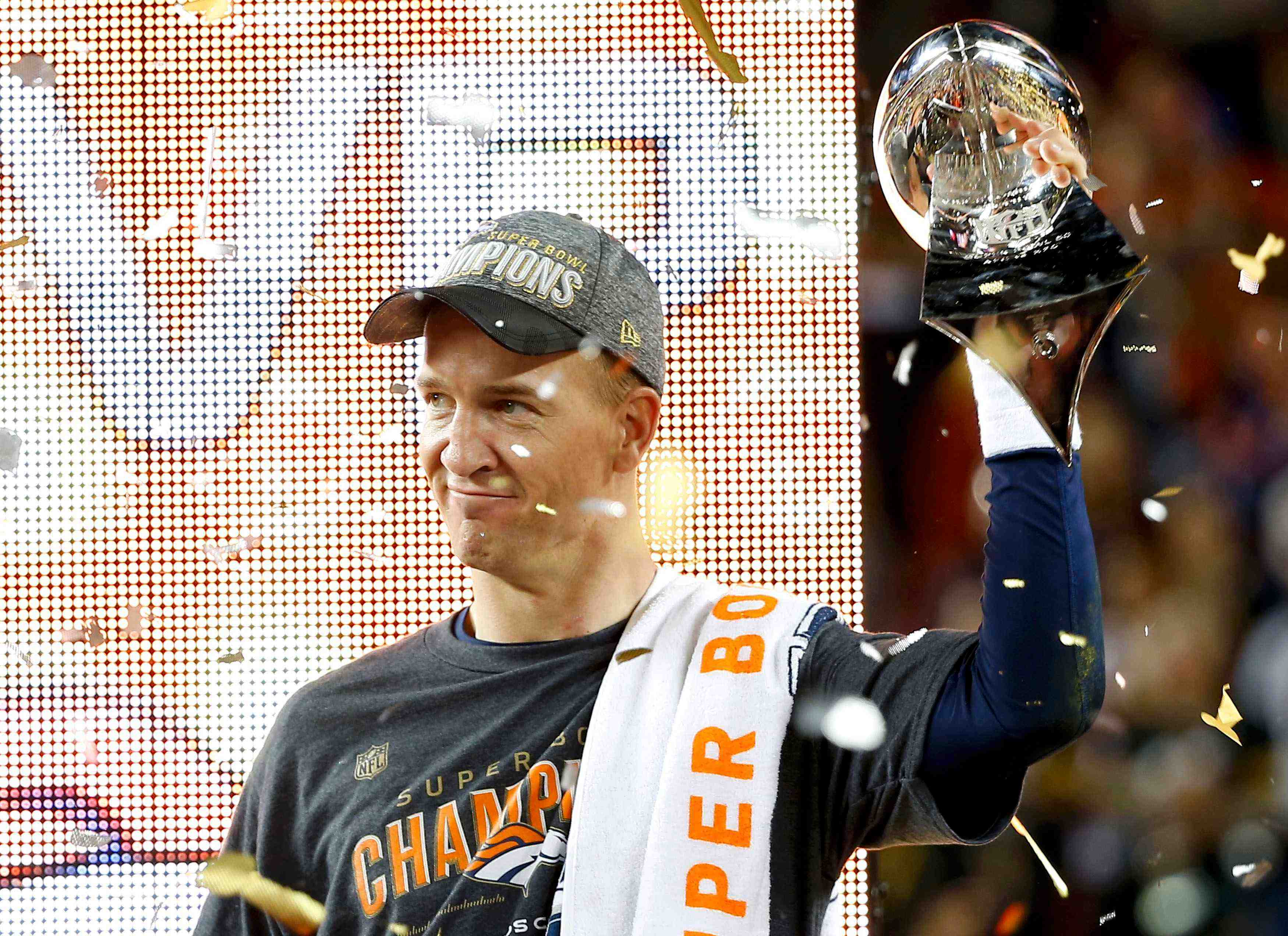 Les broncos de denver eteignent les carolina panthers et remportent le superbowl