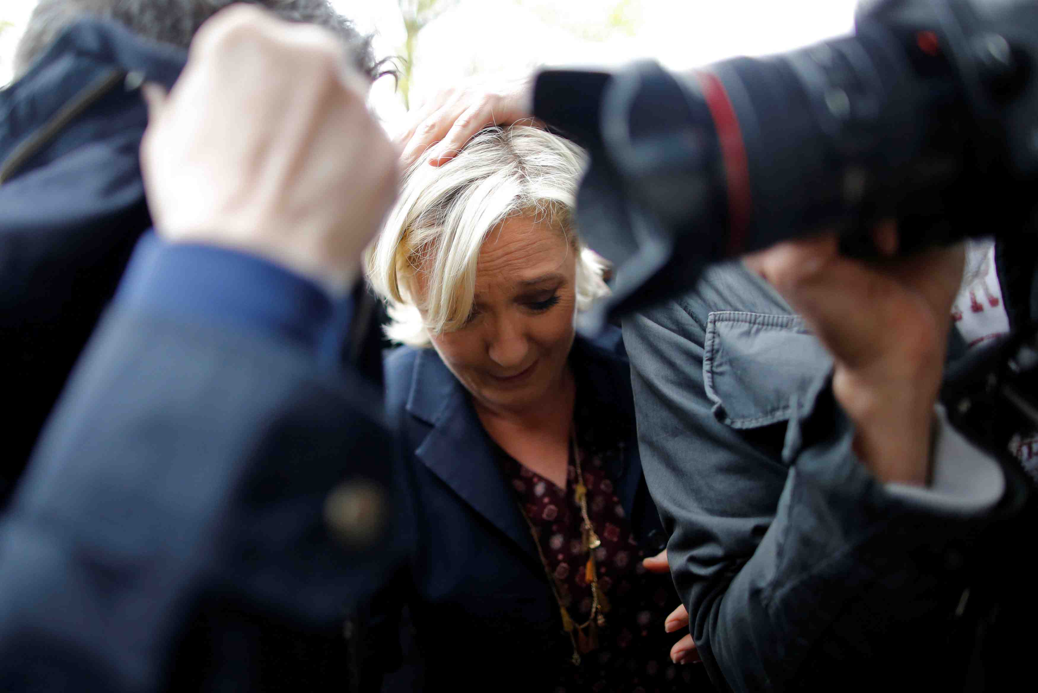 Marine le pen prise a partie a son arrivee en bretagne