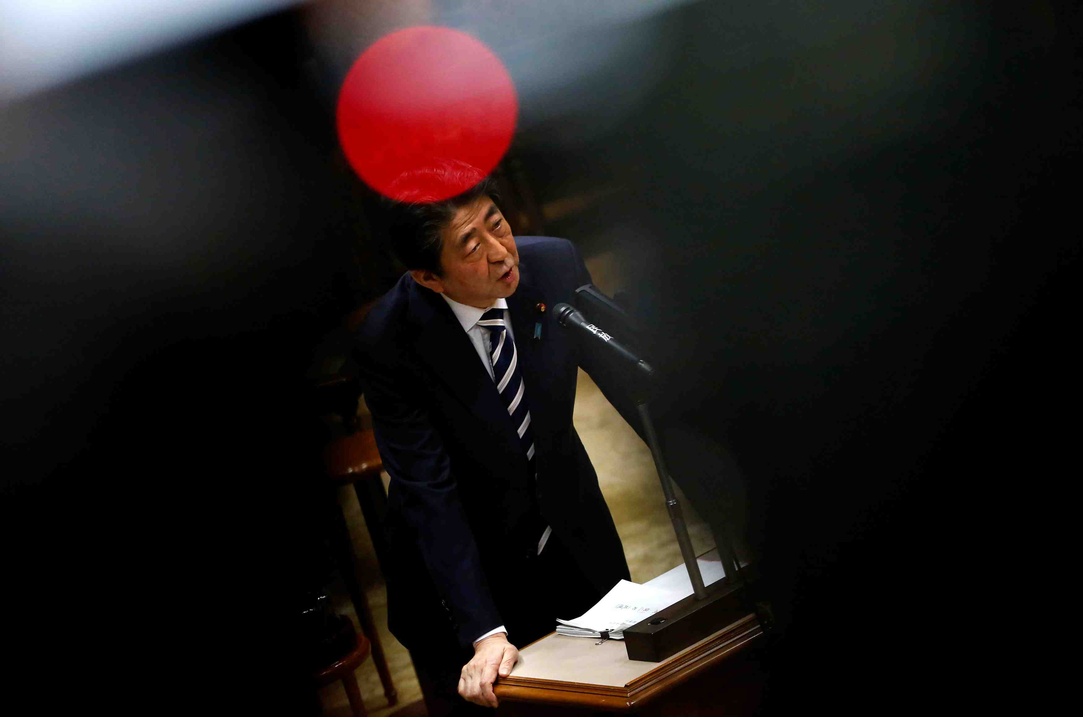 Shinzo abe s'excuse pour une affaire de possible corruption