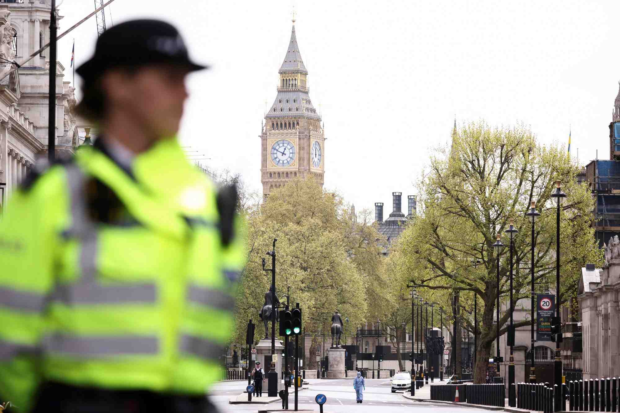 Grande-bretagne: un homme arme d'un couteau arrete pres de downing street a londres