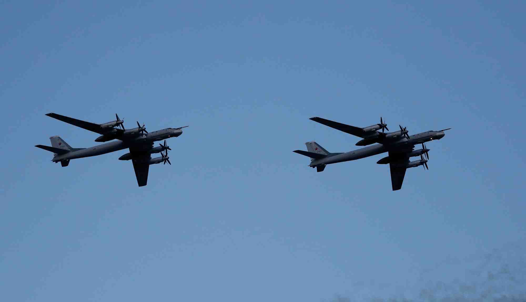 Photo de deux bombardiers russes tupolev tu-95 lors d'un defile militaire a minsk