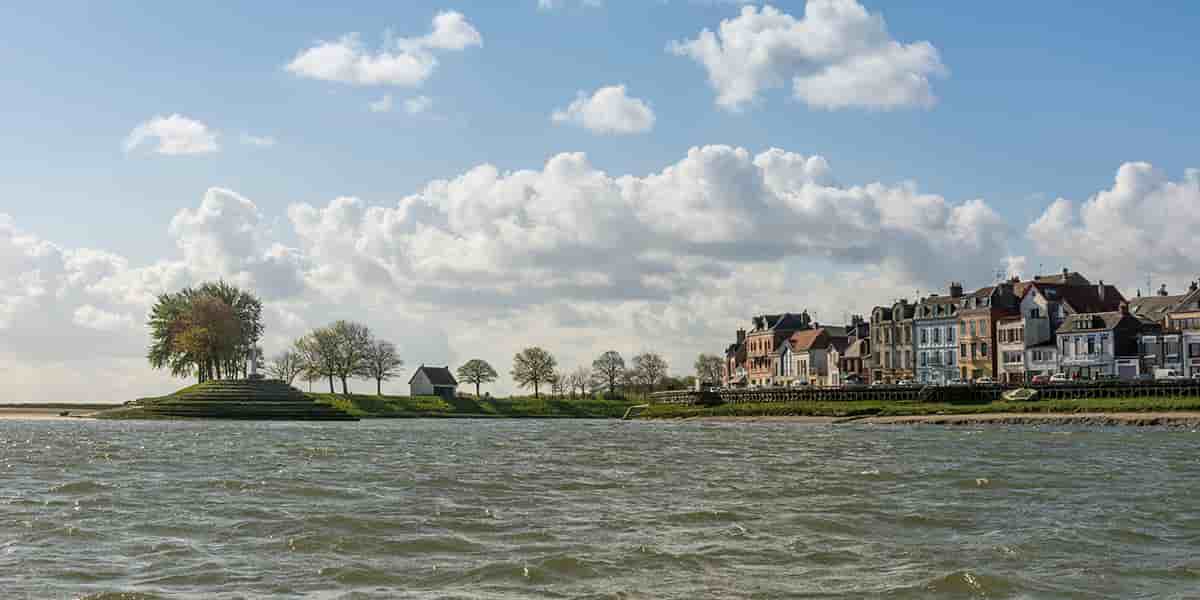 Saint-Valery, le long du chenal