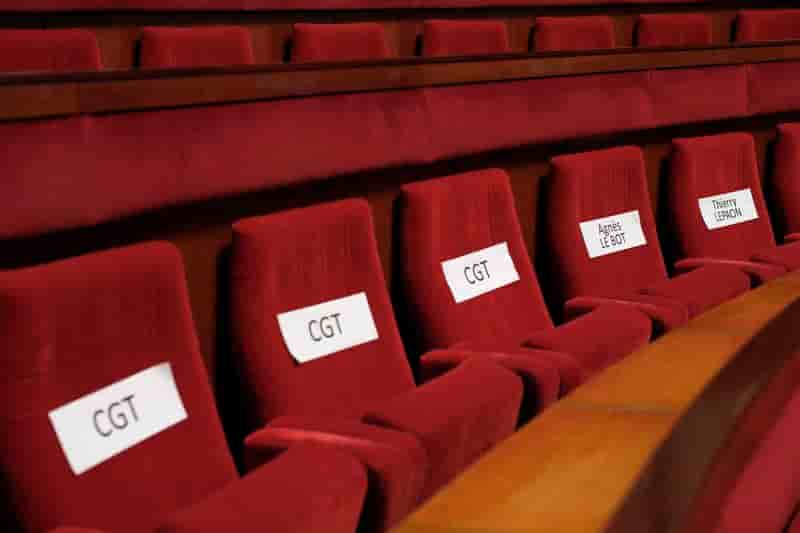 Les absents détournent l'attention de la conférence sociale