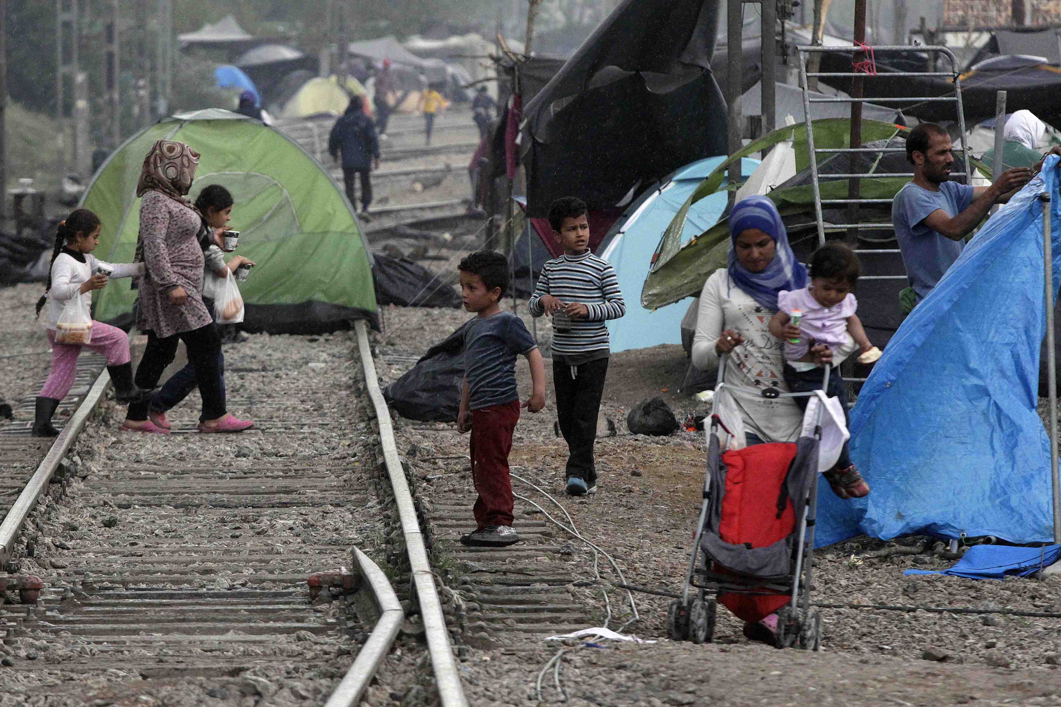 Des migrants a la recherche d'un point de passage en macedoine