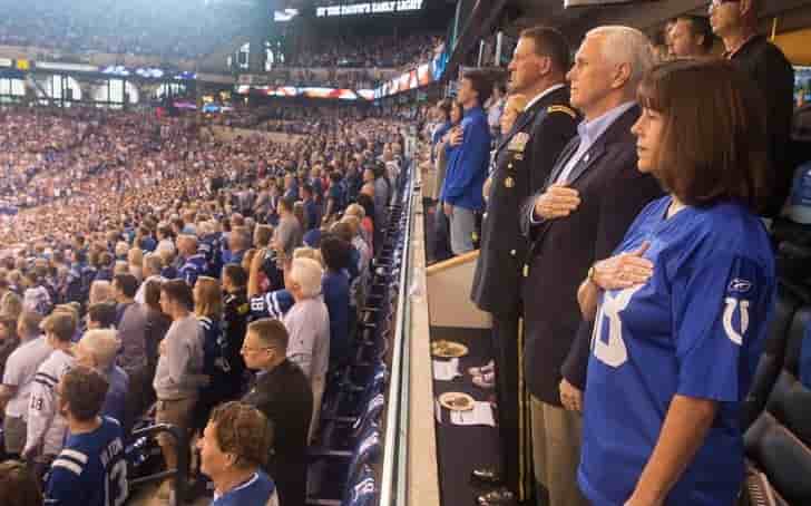 Des joueurs de foot agenouilles font fuir le vice-president us