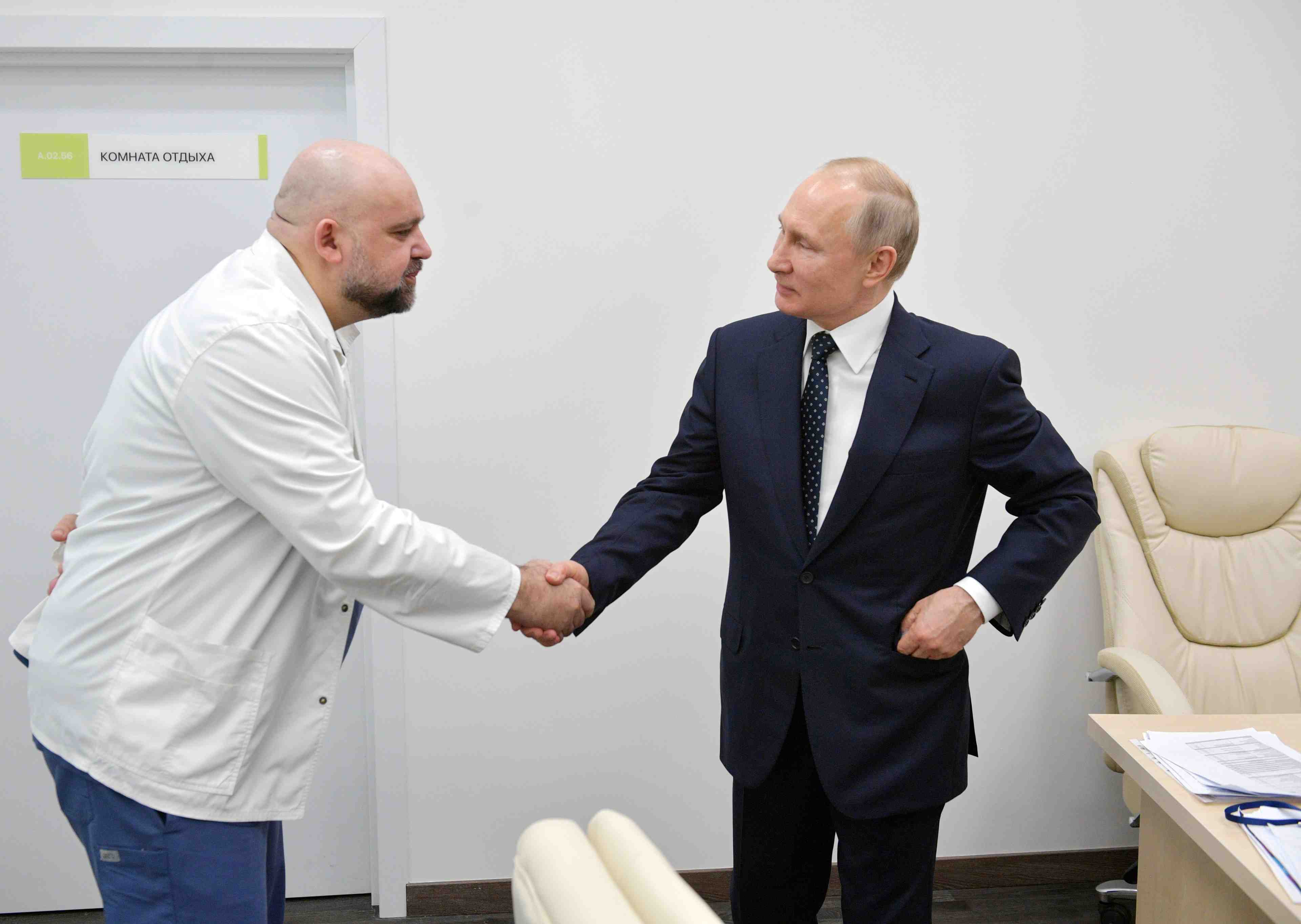 Un medecin rencontre par poutine teste positif