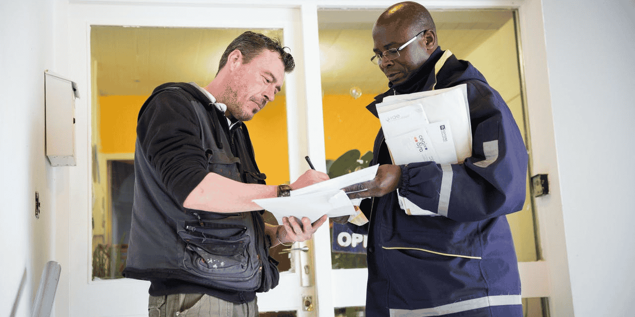 La Poste : un facteur remet un recommandé à un client (colis/livraison)