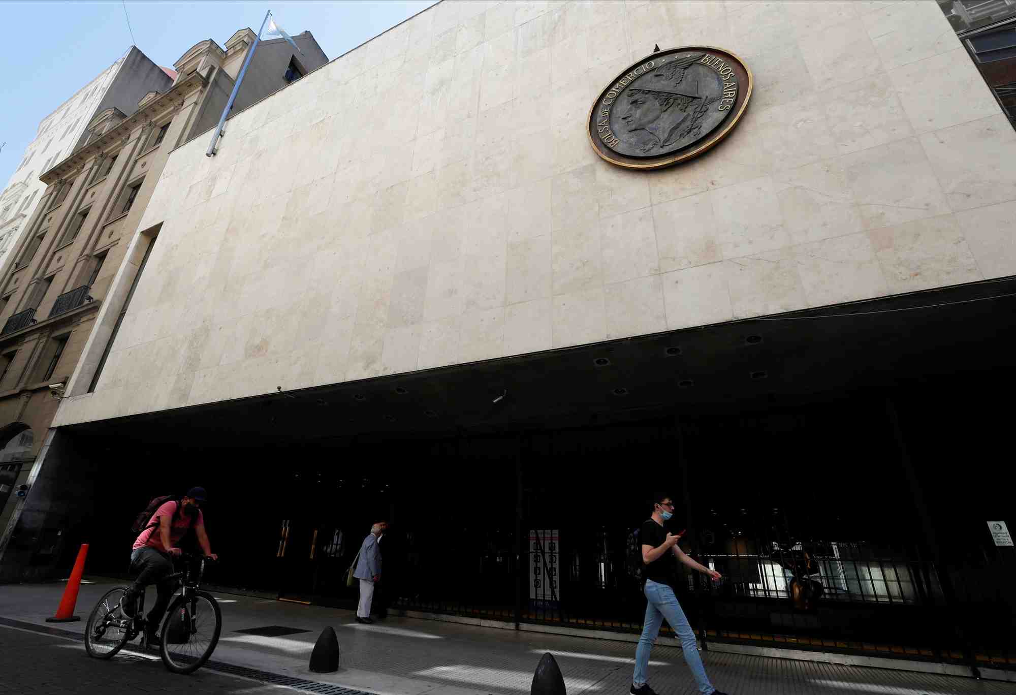 La facade de la bourse de buenos aires dans le quartier financier de buenos aires