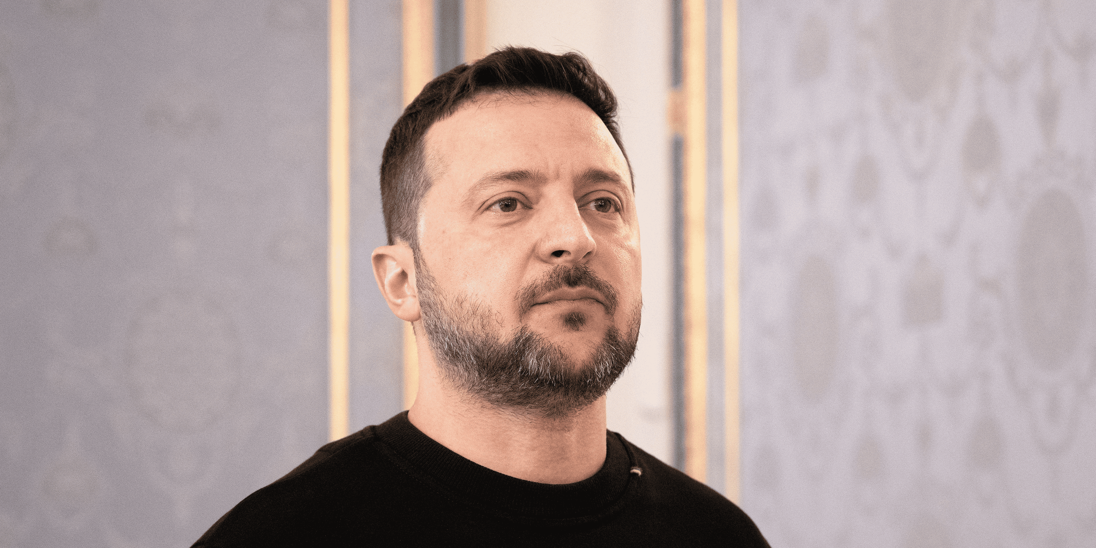 Le president ukrainien volodymyr zelensky attend de saluer le secretaire d'etat americain antony blinken a kyiv