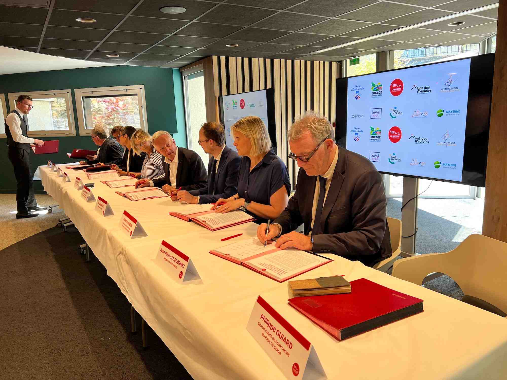 En Mayenne, les élus départementaux et les représentants des neuf intercommunalités (EPCI) ont signé une charte de coopération dans le domaine de la santé, le 28 avril dernier.
