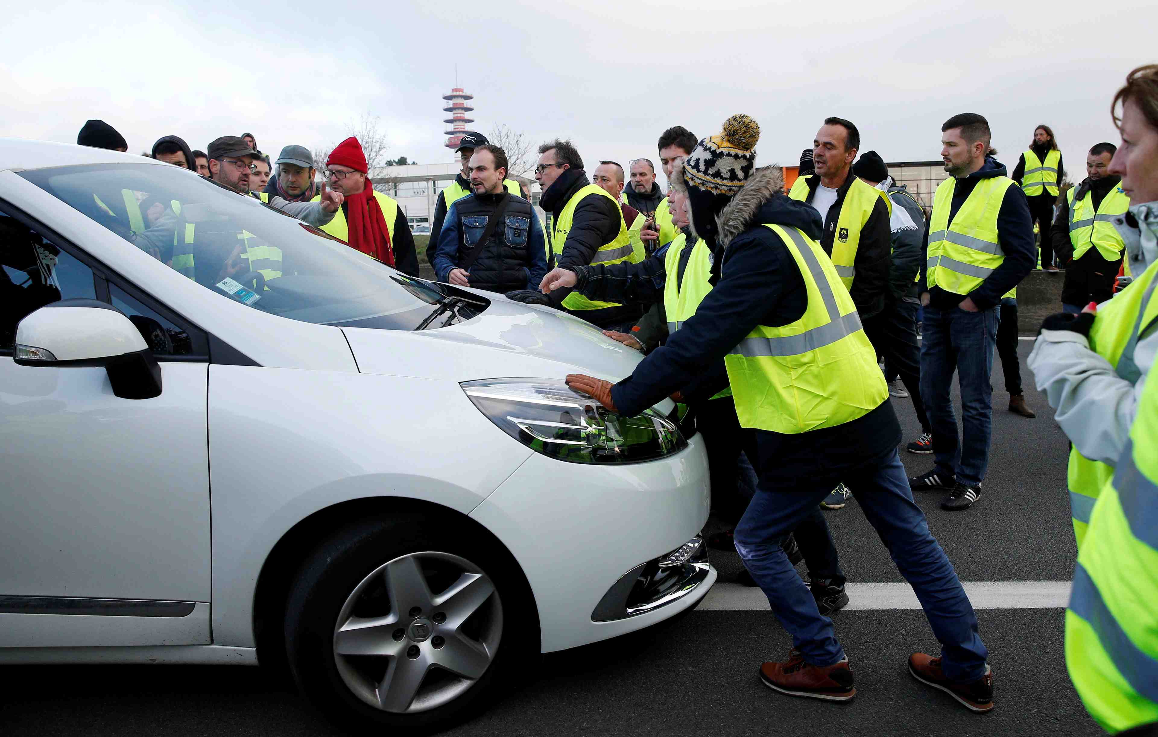 Face aux "gilets jaunes", macron prone le dialogue et l'explication