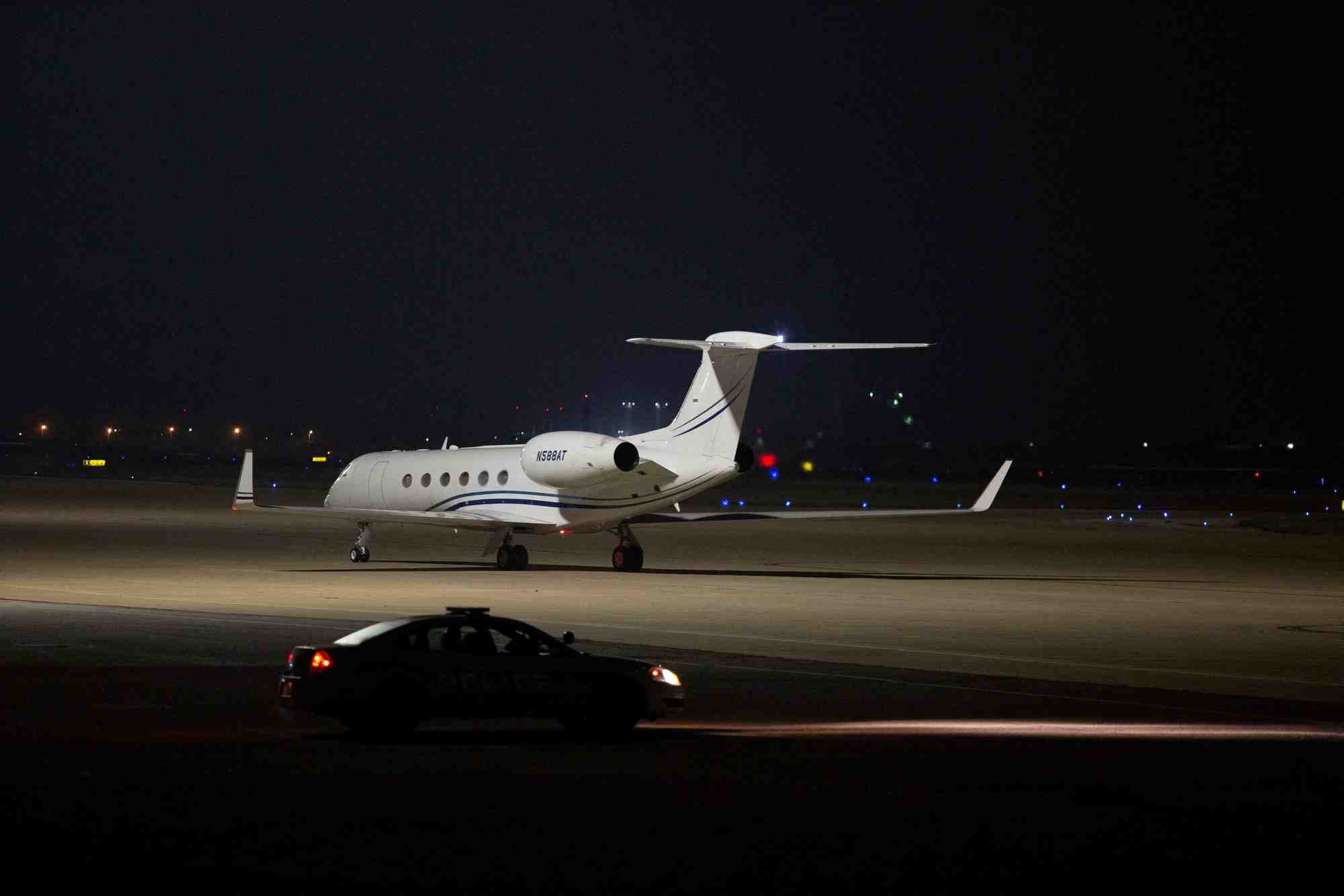 L'avion transportant brittney griner arrive apres sa liberation de prison en russie a san antonio, texas