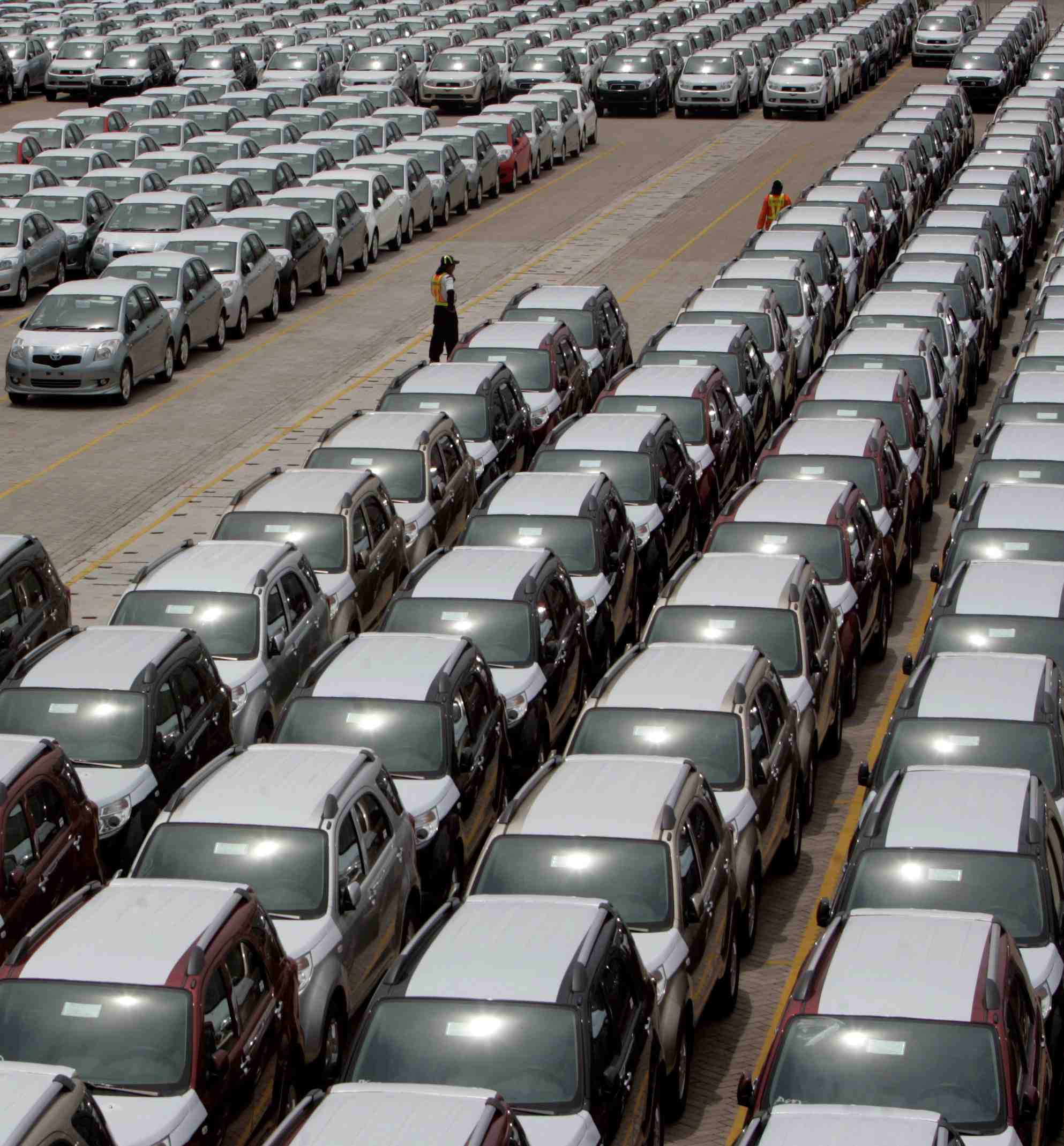 Plus de 1000 unites de nouvelles voitures daihatsu et toyota attendent d'etre chargees sur le navire au port automobile de tanjung priok, a jakarta