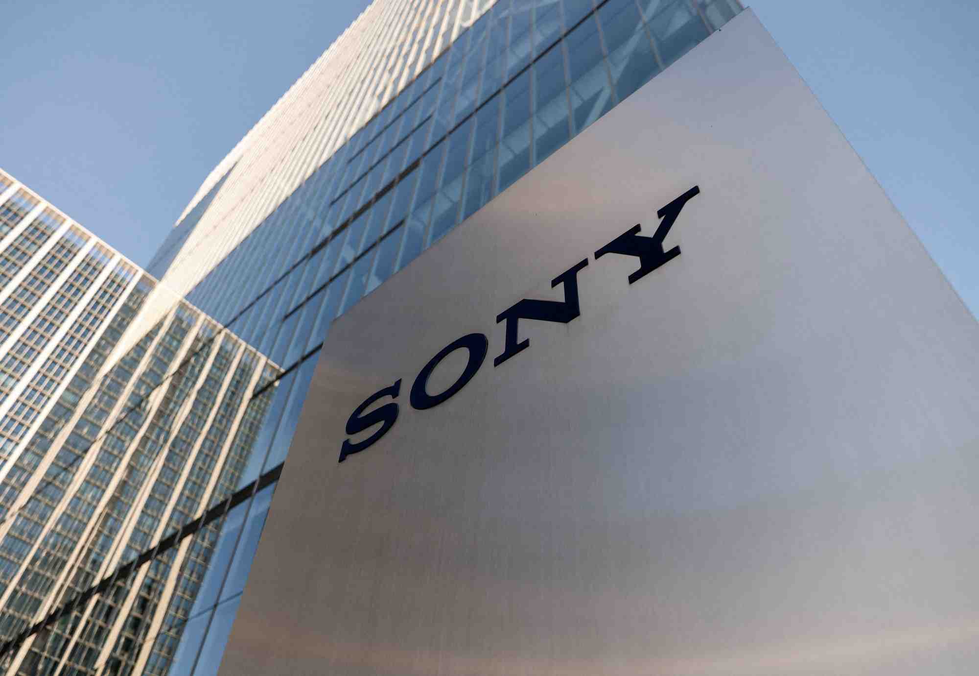 Le logo de sony a l'exterieur du siege du groupe a tokyo