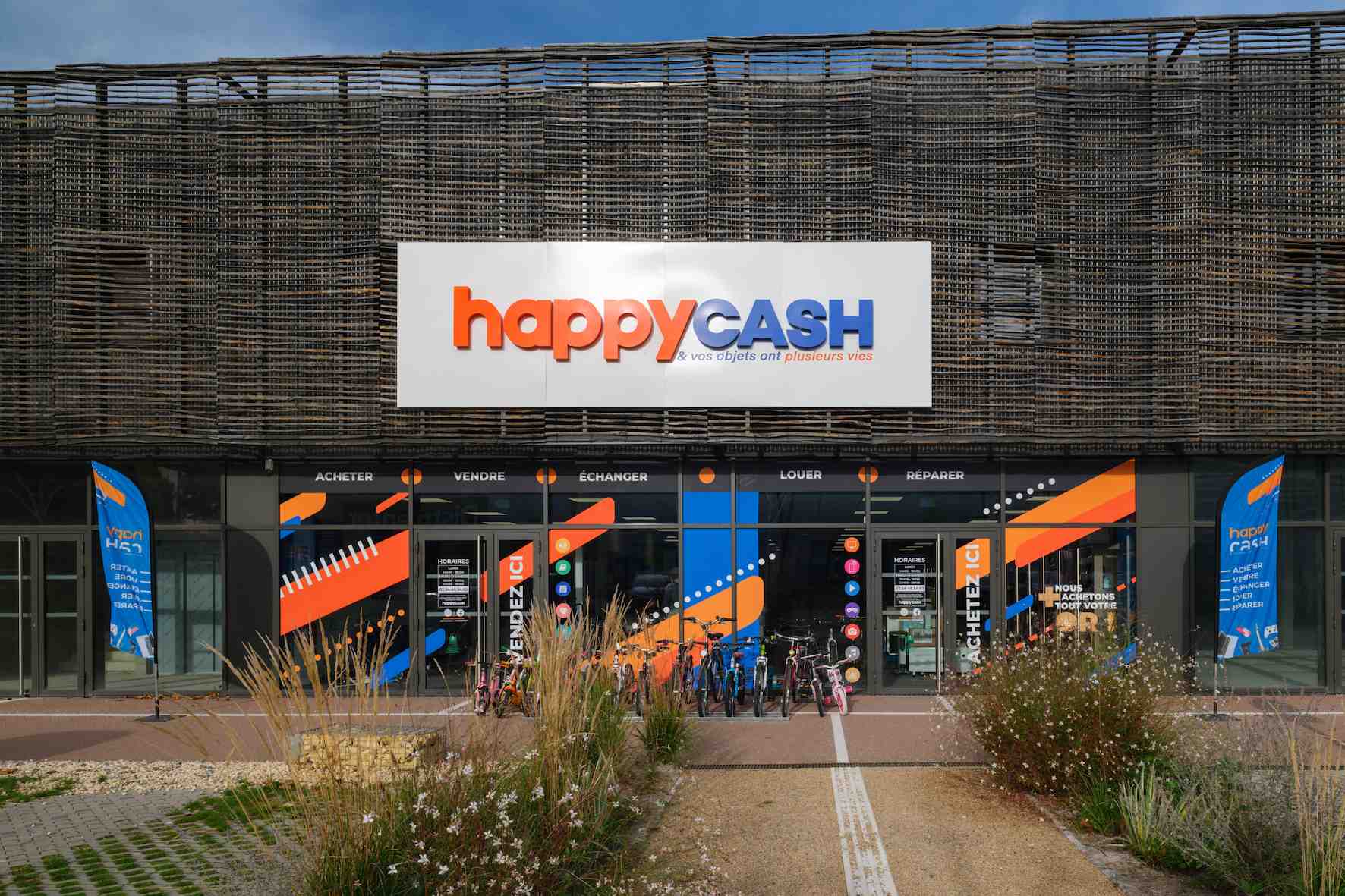 A l'approche de Noël, les allées des magasins gérés par le groupe Happy Cash France ne désemplissent pas.