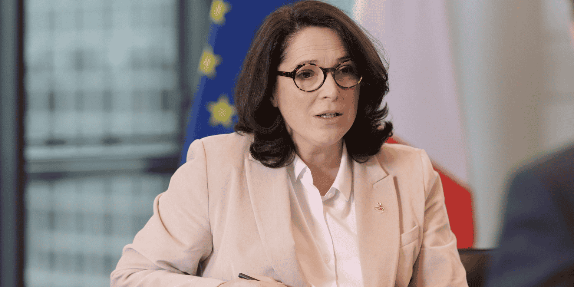 Cette loi, portée par la ministre Marina Ferrari, prévoit de mieux sécuriser et réguler Internet.