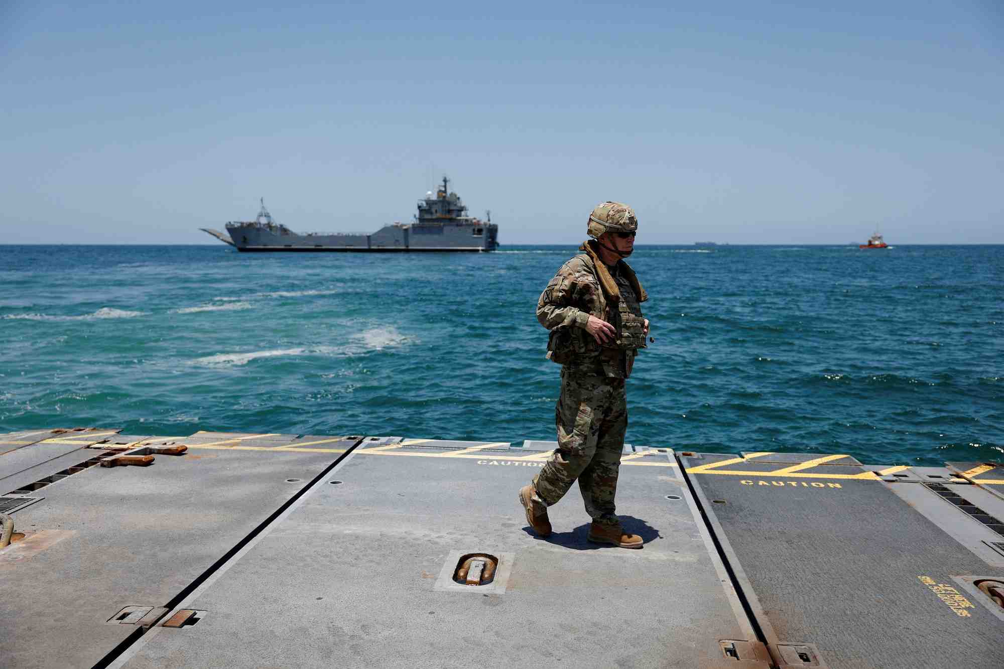 Un soldat sur la jetee flottante construite au large de la bande de gaza