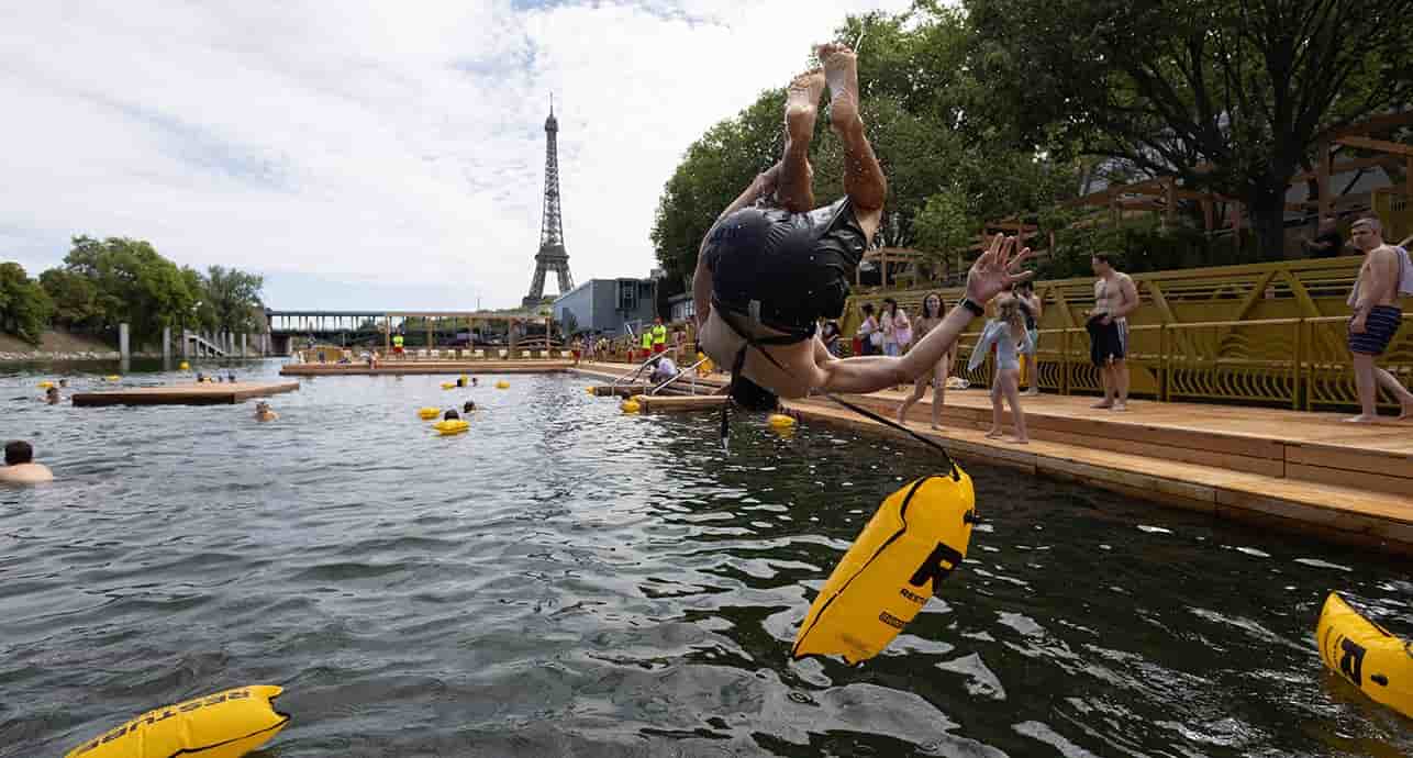 Un siècle après son interdiction, la baignade dans la Seine est de nouveau autorisée.