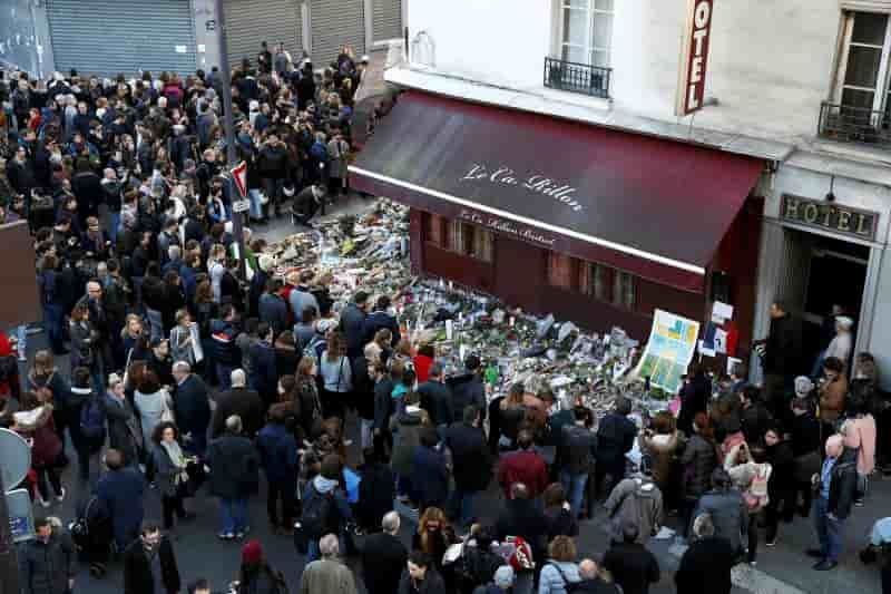 Recueillement devant le carillon apres les attentats de vendredi soir