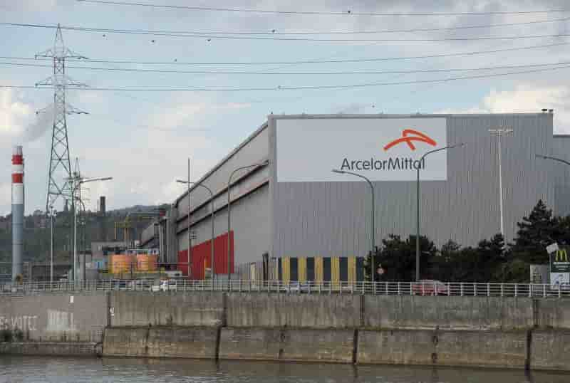 Arcelormittal et le cac 40 dans le rouge a la bourse de paris a mi-seance